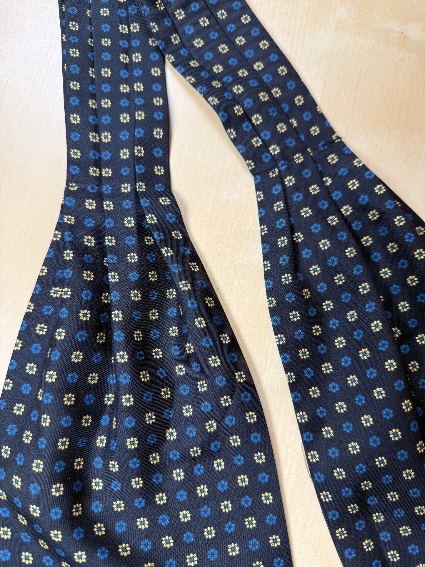 Ascot blu notte micro fantasia fiori