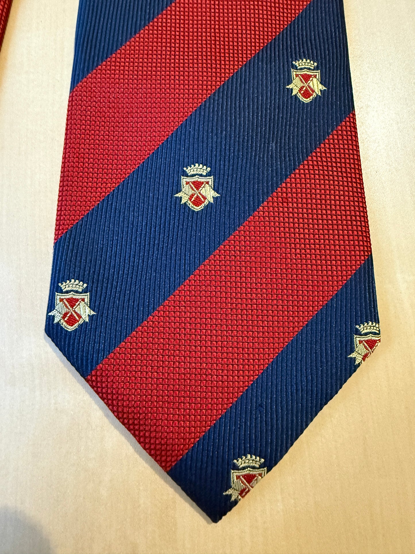 Cravatta Cacharel regimental con stemmi
