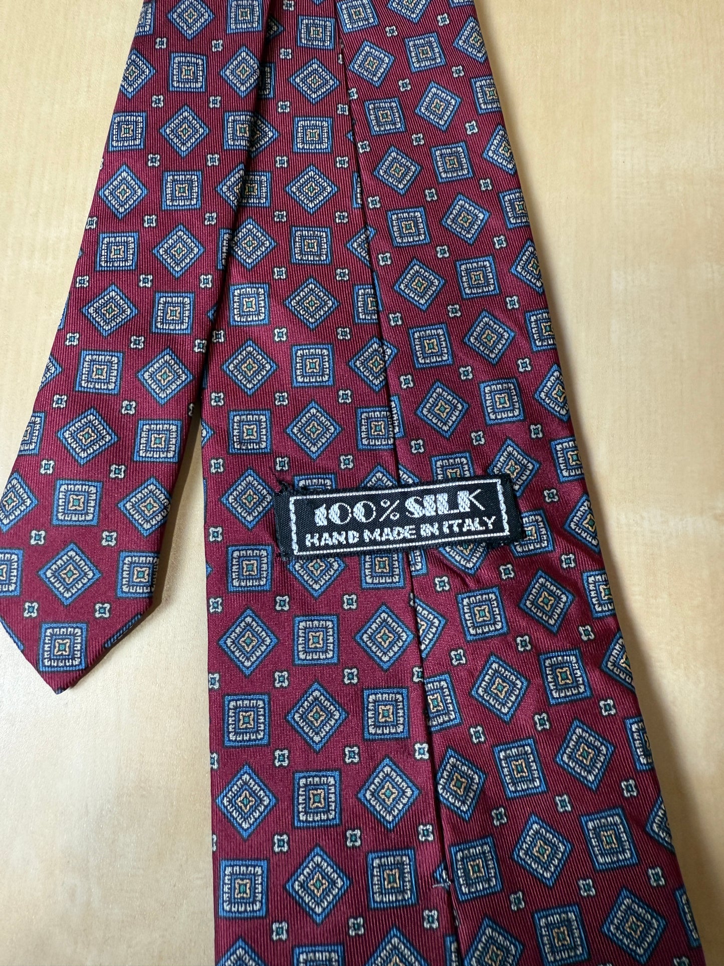 Cravatta rossa micro fantasia rombi lobati