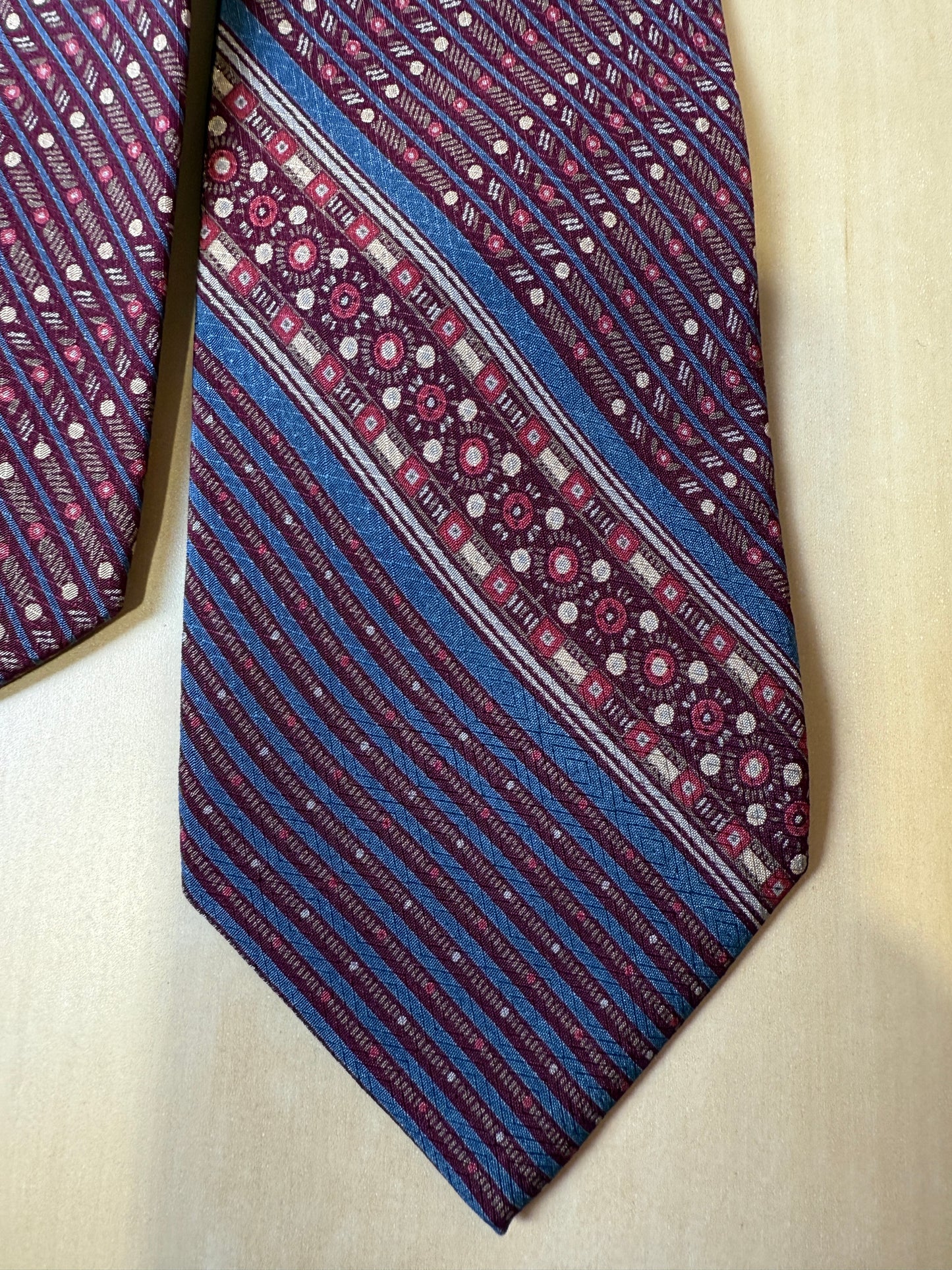 Cravatta Yves Saint Laurent fantasia geometrica vinaccia