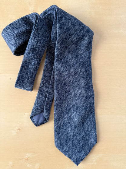 Cravatta in lana e seta blu herringbone