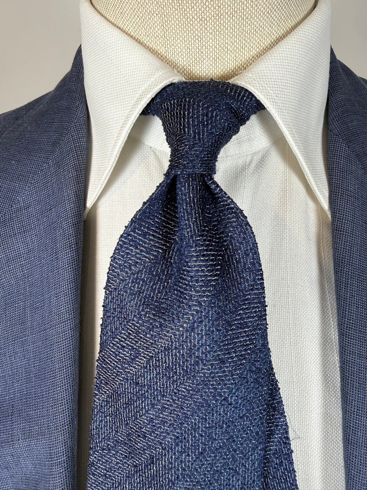 Cravatta Oliver Valentino seta grezza blu trama herringbone