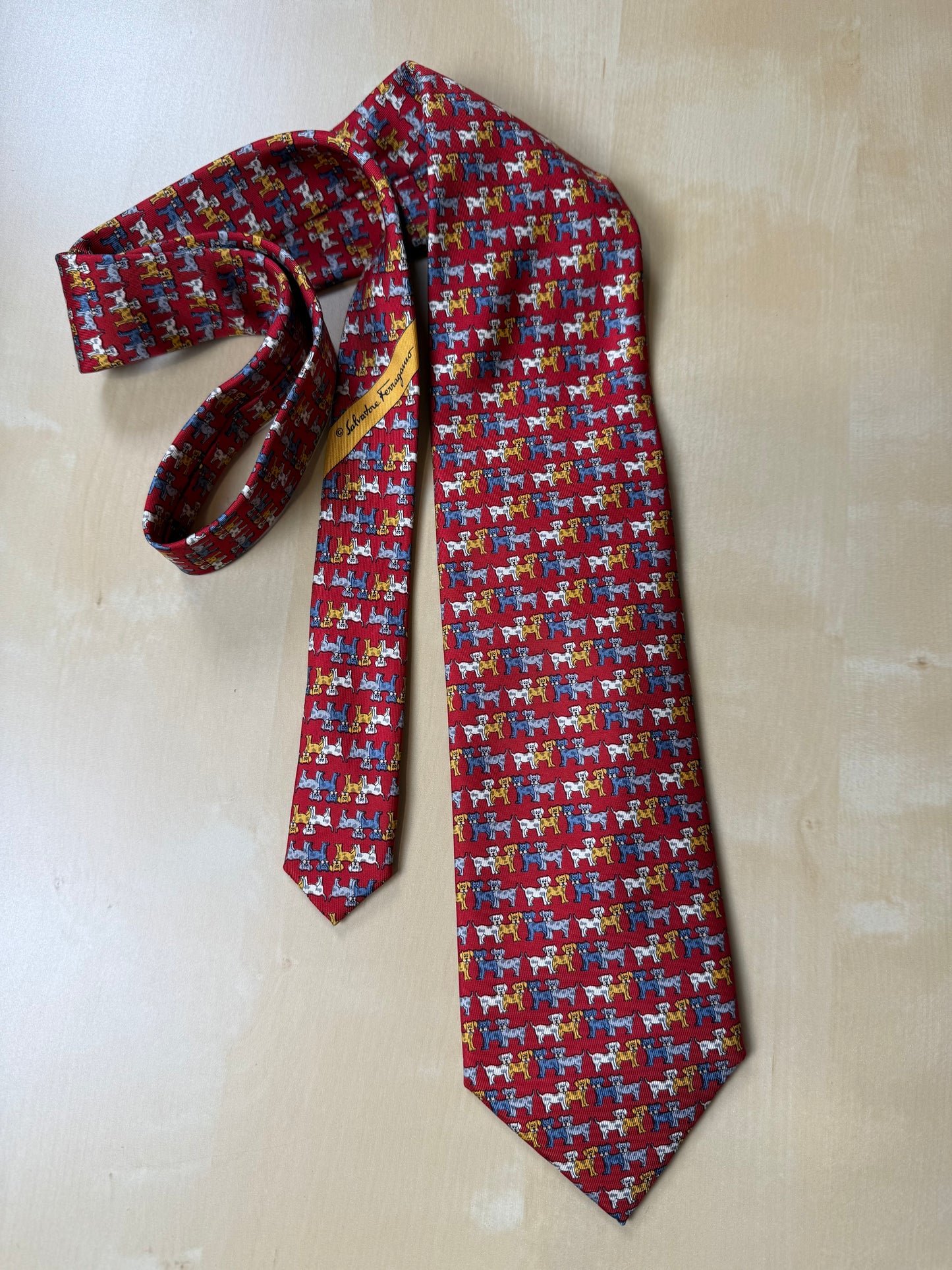 Cravatta Ferragamo rossa con cani multicolore