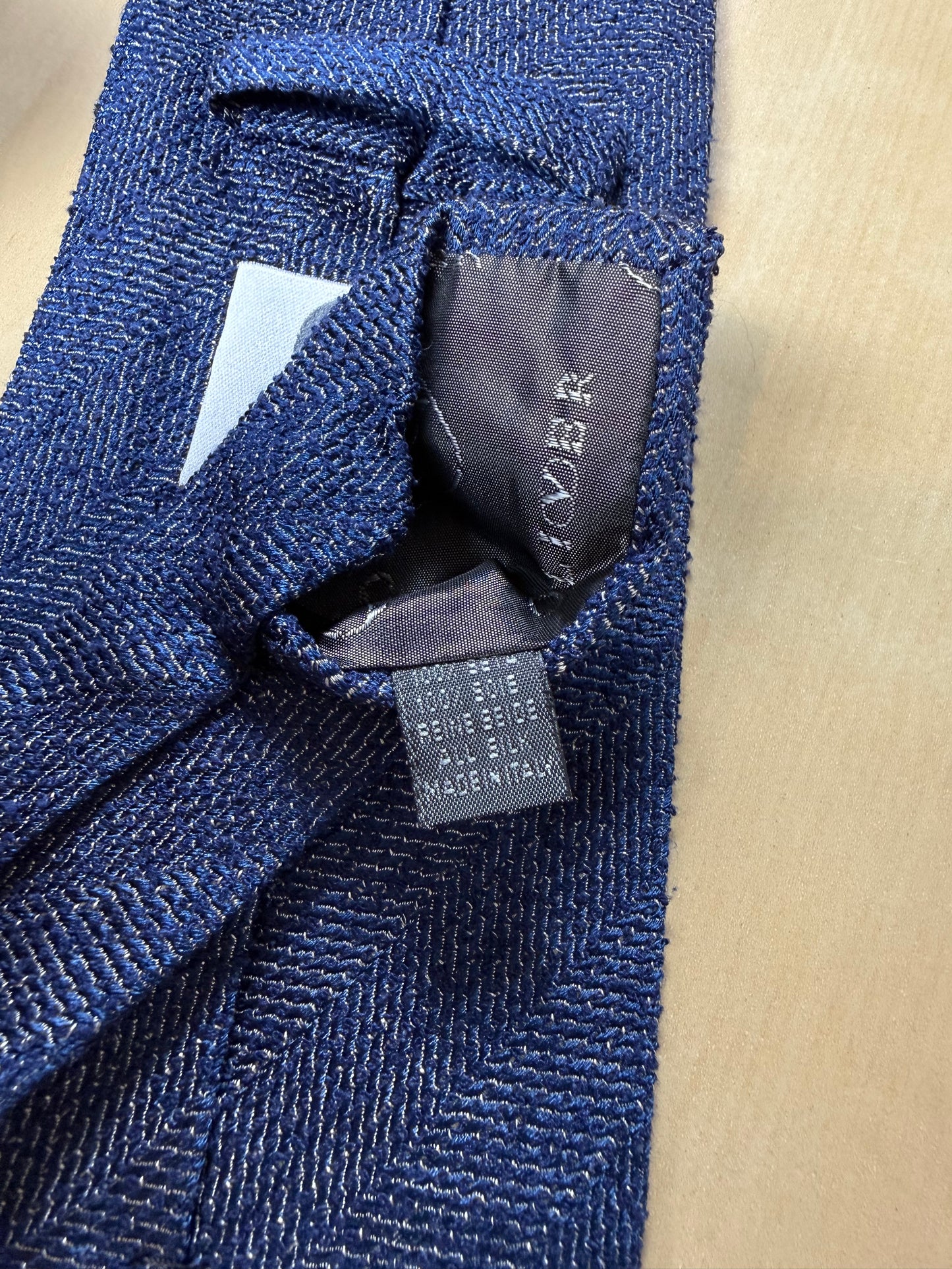 Cravatta Oliver Valentino seta grezza blu trama herringbone