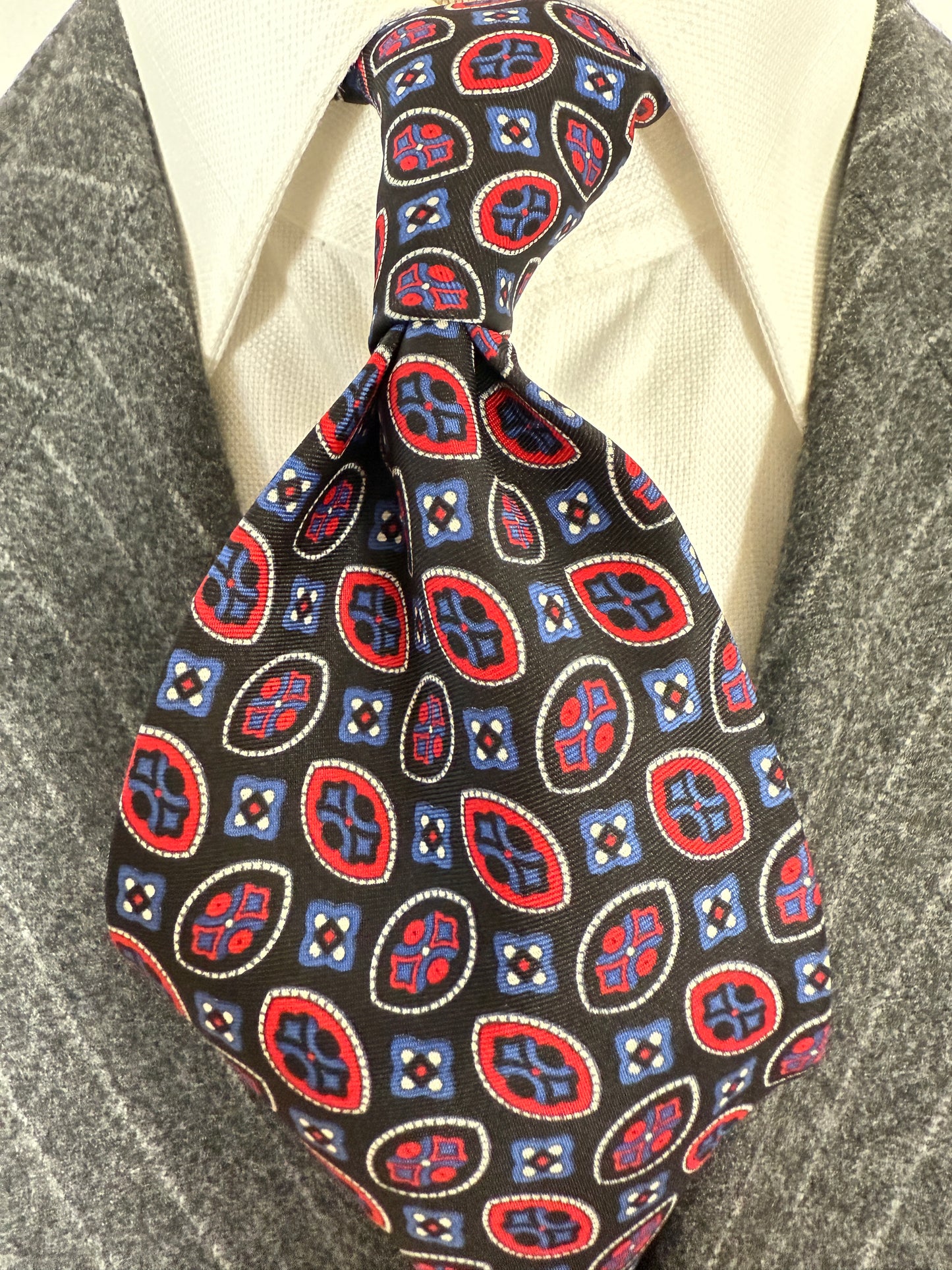 Cravatta fantasia occhielli