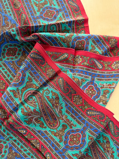 Sciarpa in seta paisley verde rossa e blu