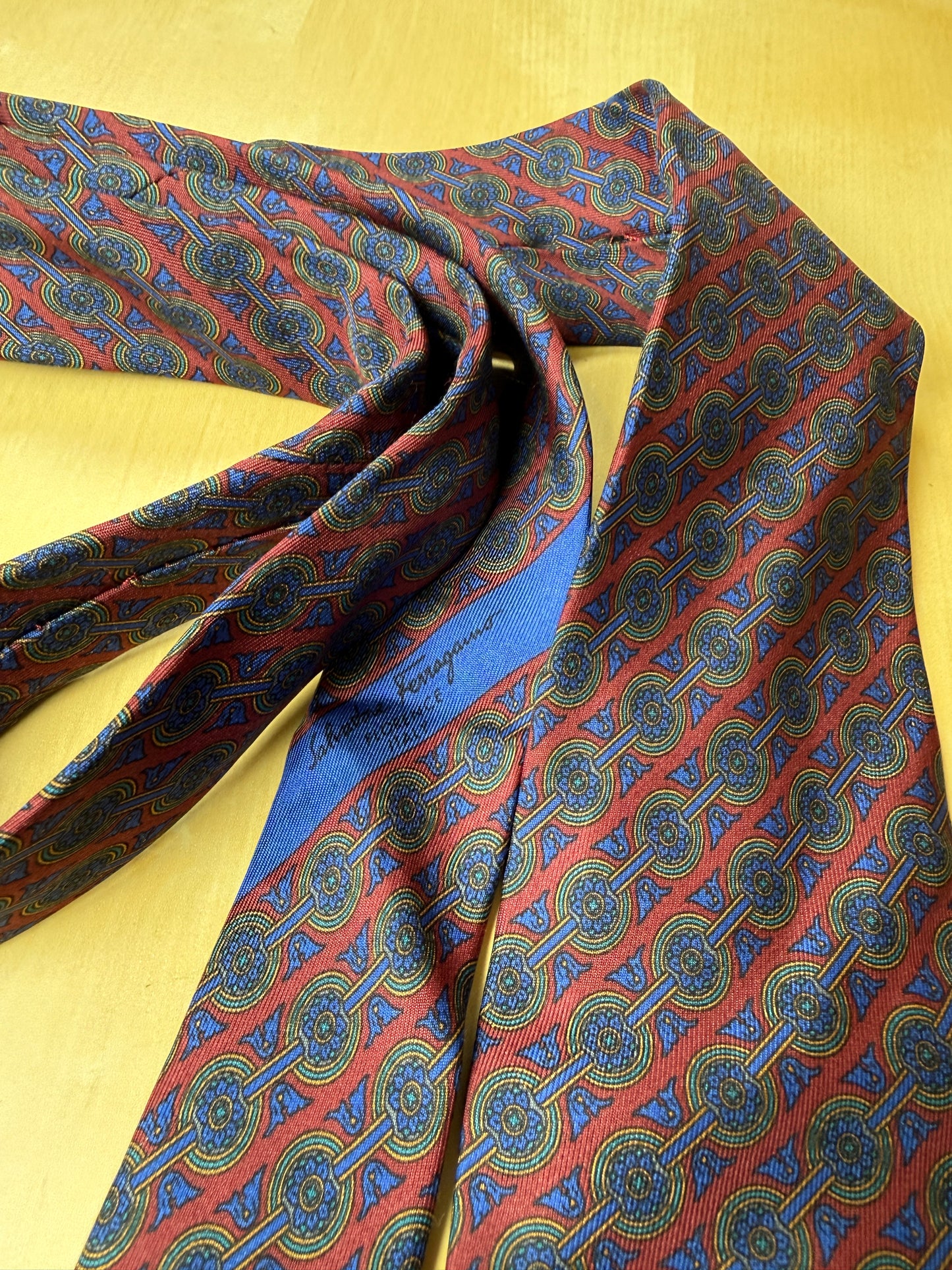 Cravatta Ferragamo micro fantasia blu e bordeaux