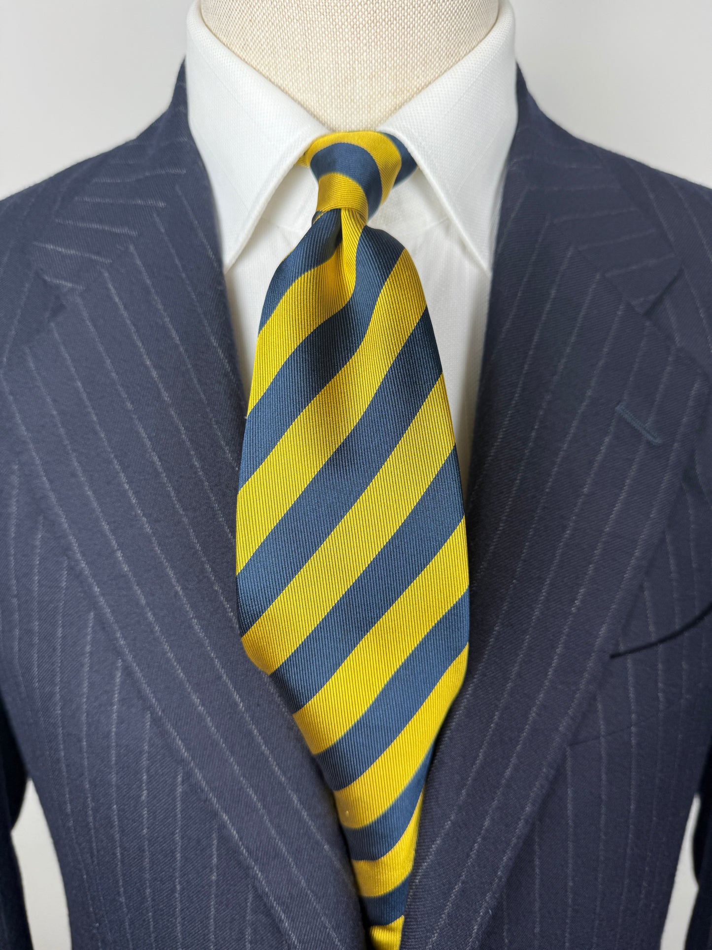 Cravatta regimental navy e giallo oro