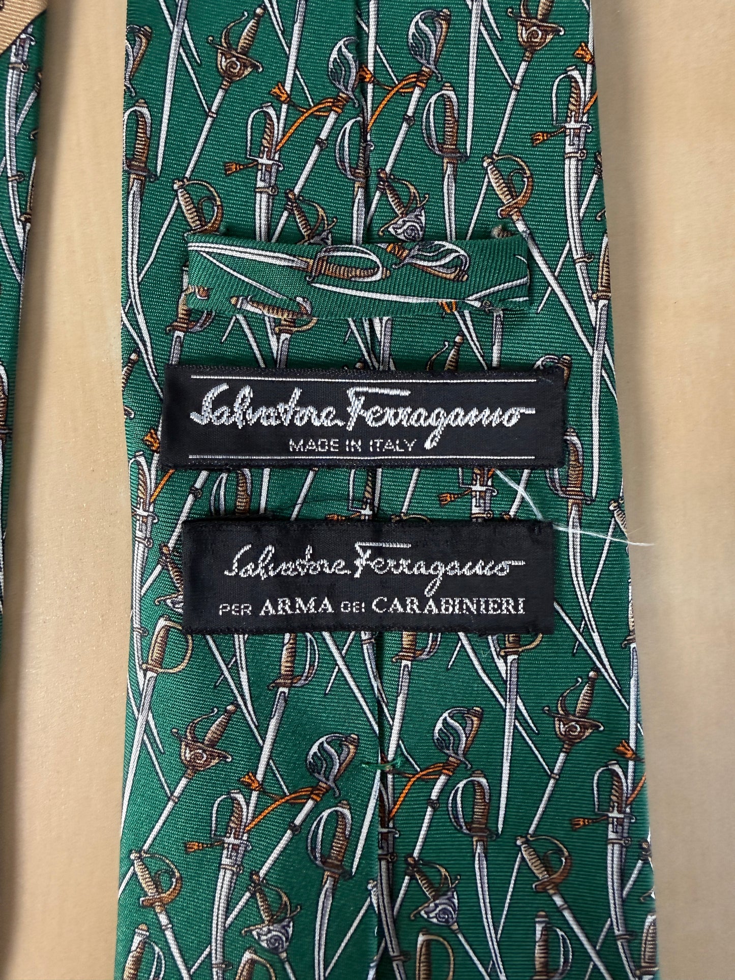 Cravatta Ferragamo per Arma dei Carabinieri con sciabole e spade