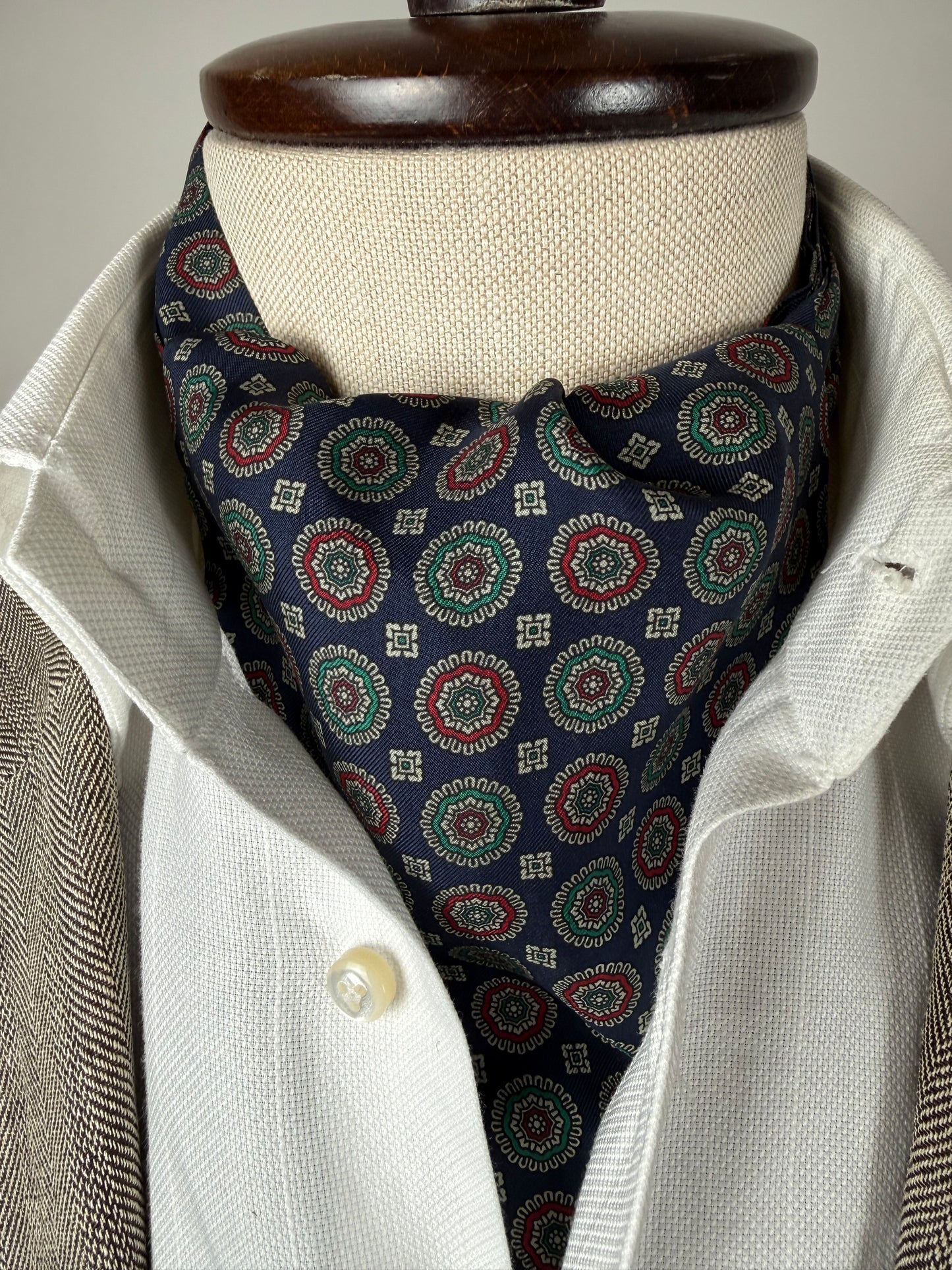 Ascot blu medaglioni