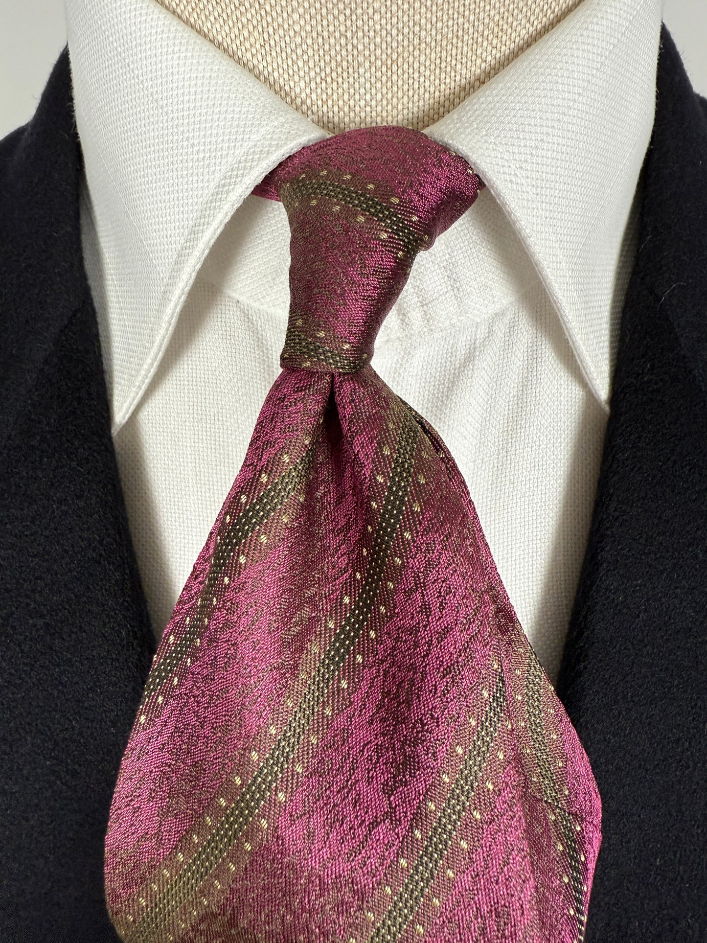 Cravatta Hilton anni ‘80 rosa jacquard a righe