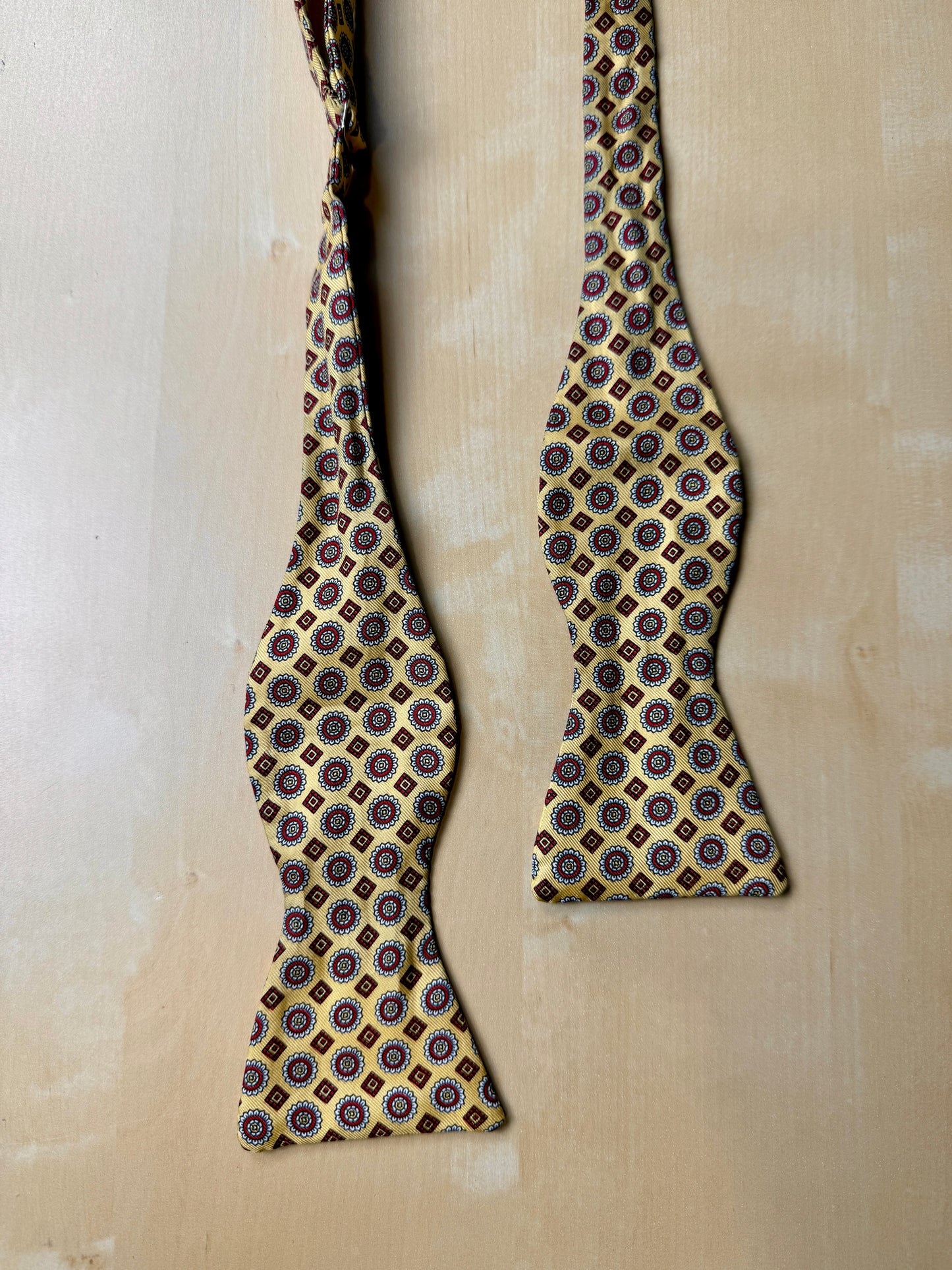 Papillon giallo micro fantasia rosso - collo >41