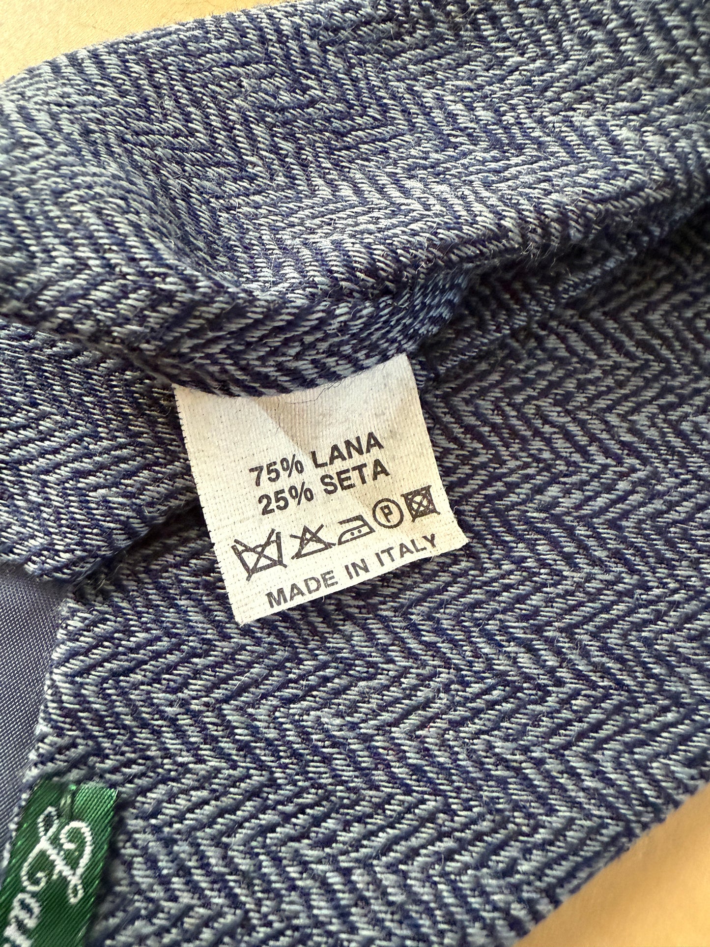 Cravatta in lana e seta blu herringbone