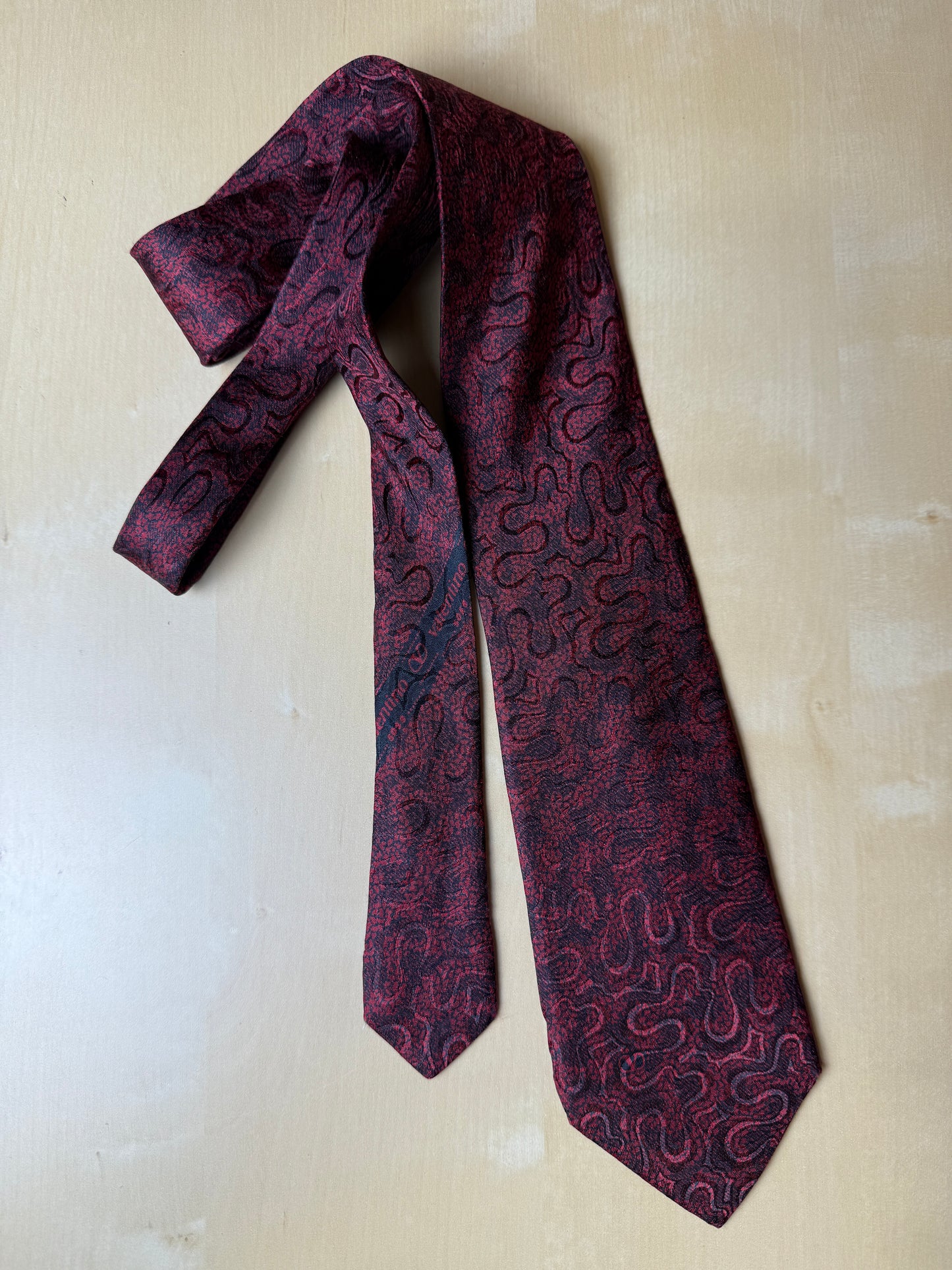 Cravatta Valentino nero e rosso jacquard