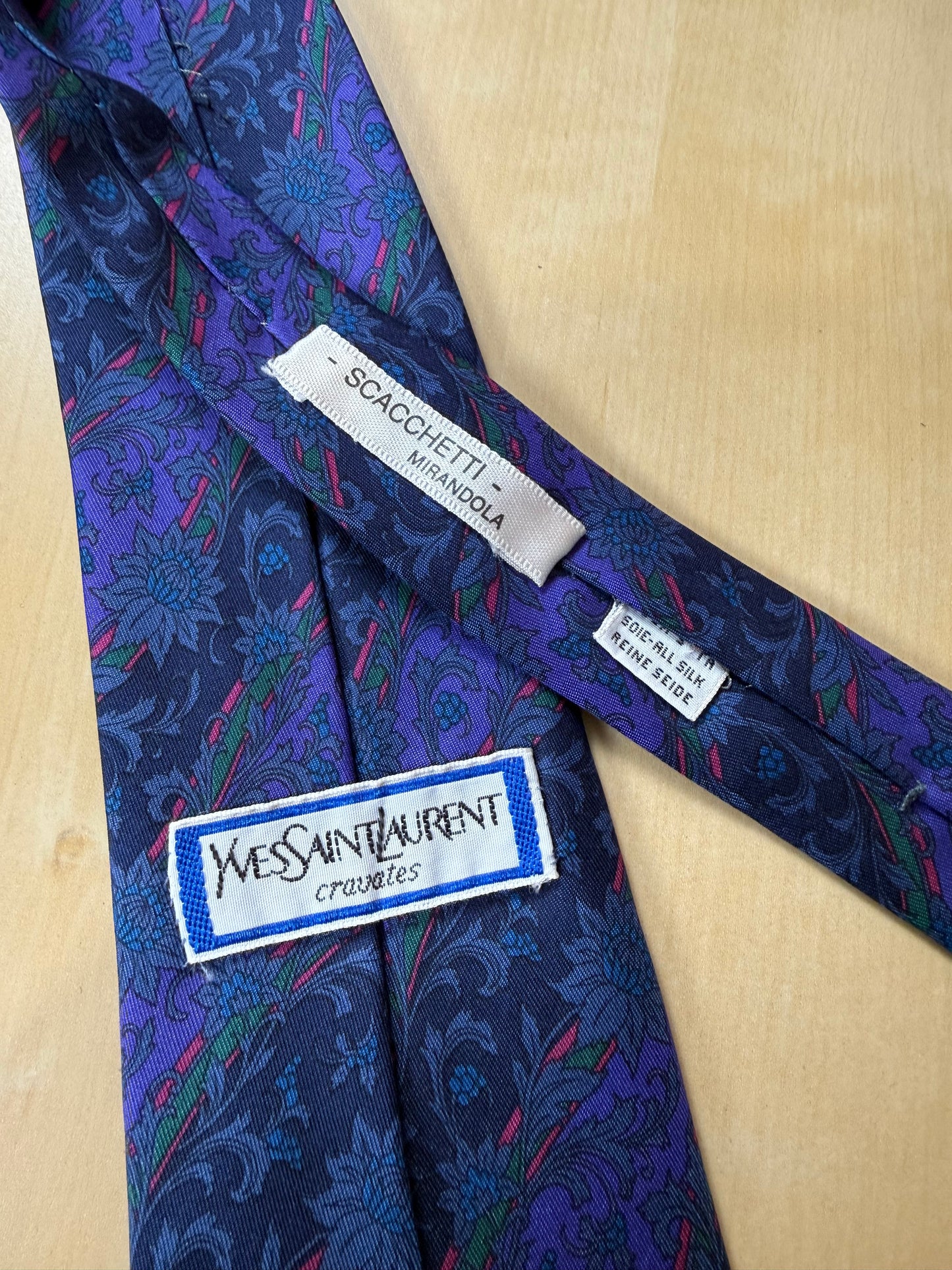 Cravatta Yves Saint Laurent floreale e regimental blu e viola