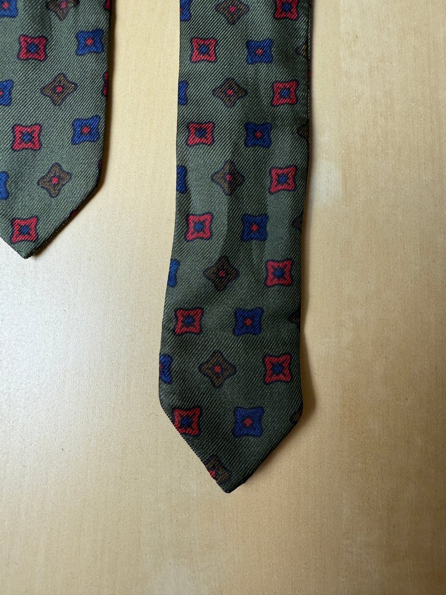 Papillon punta di diamante verde micro fantasia