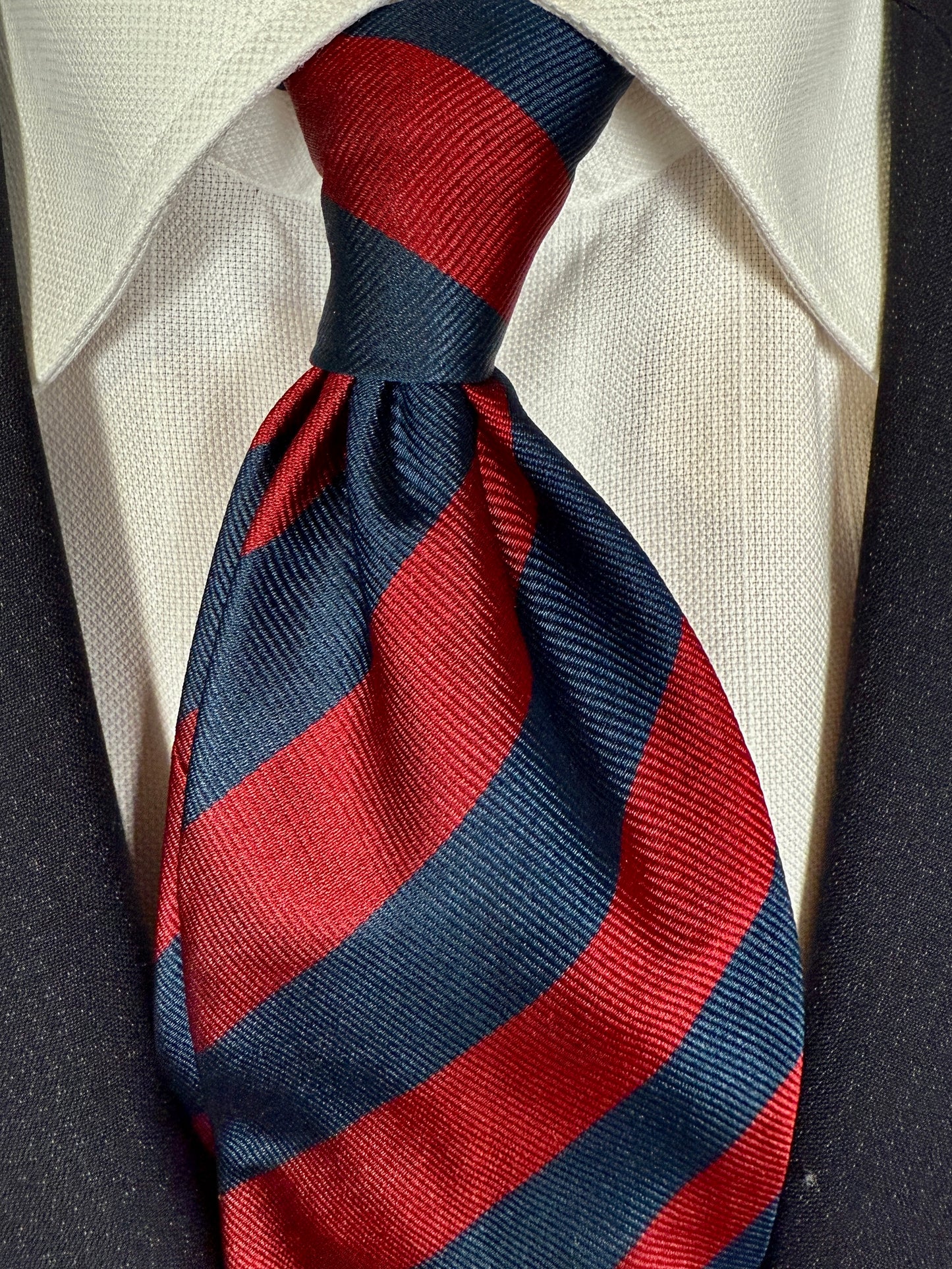 Cravatta regimental rossa e blu