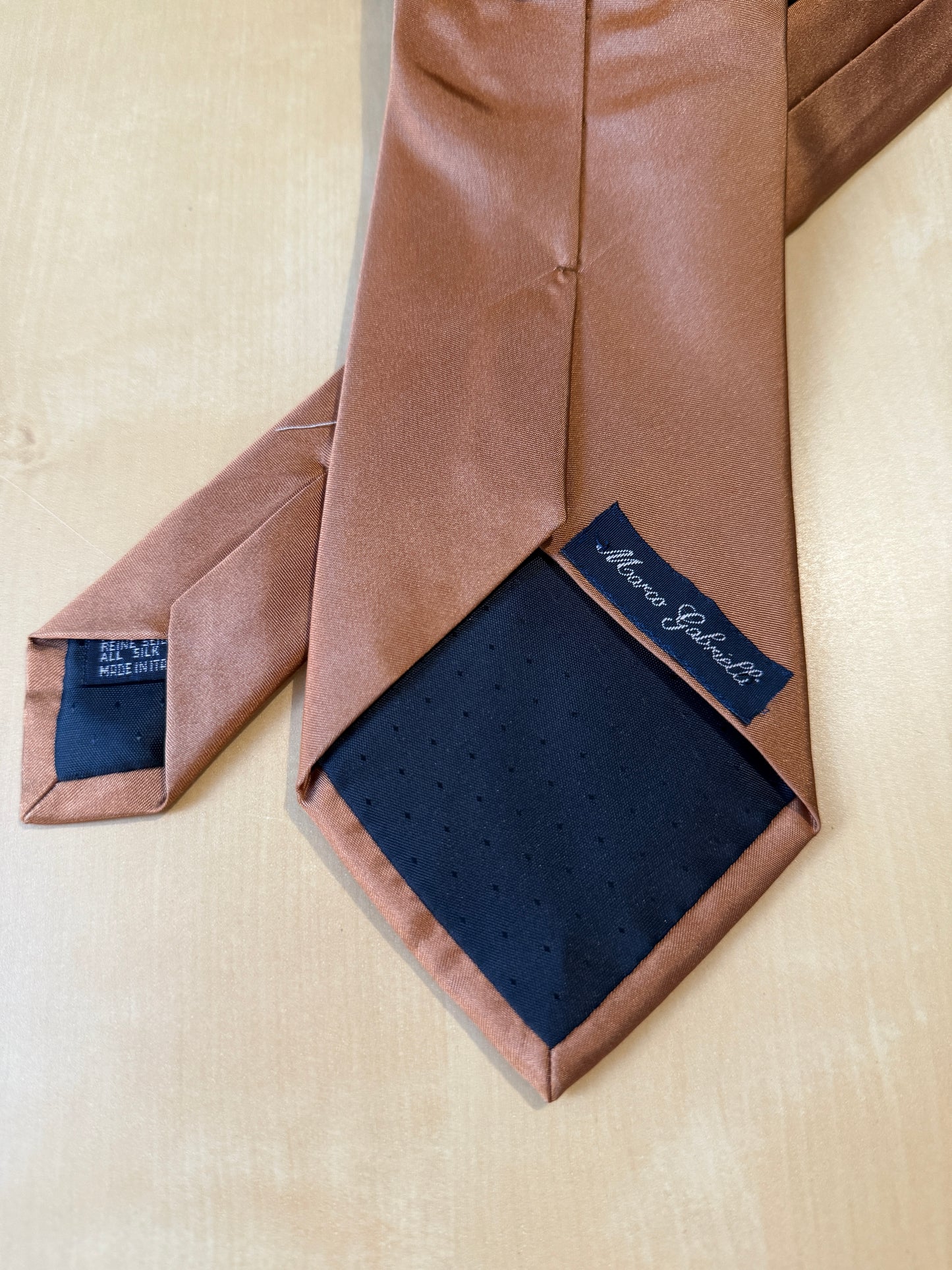 Cravatta in raso nocciola tinta unita