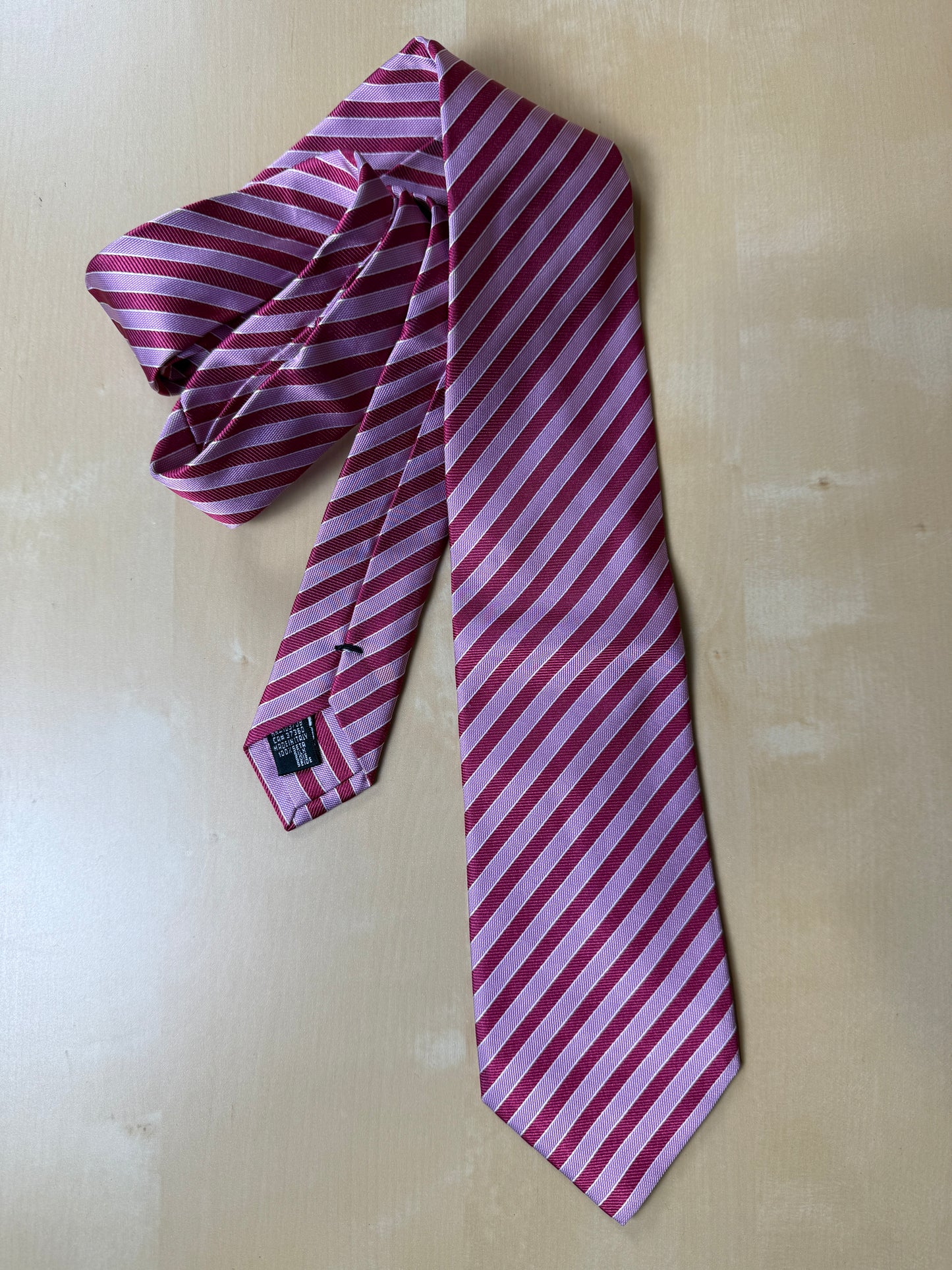 Cravatta Armani in raso a righe rosa