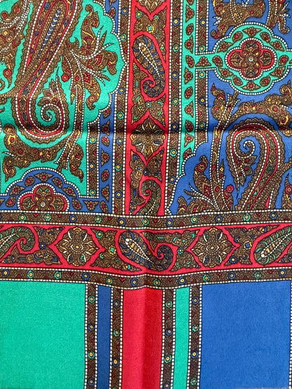 Sciarpa in seta paisley verde rossa e blu