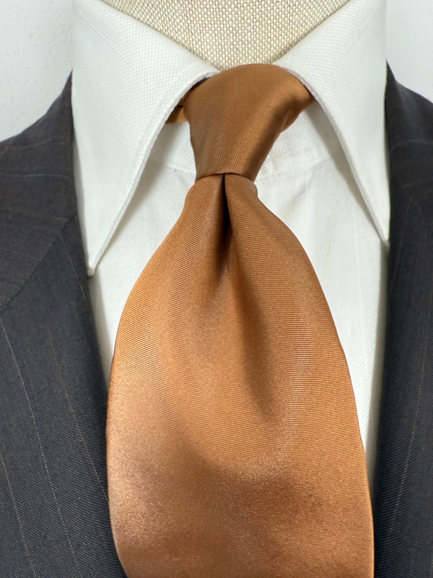 Cravatta in raso nocciola tinta unita