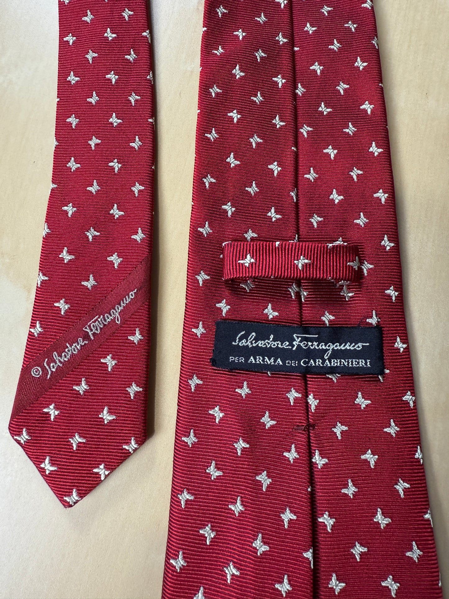 Cravatta Salvatore Ferragamo per Arma dei Carabinieri rossa micro fantasia