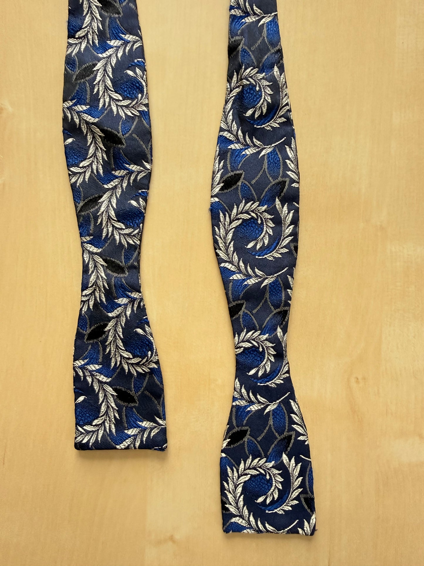 Papillon in seta jacquard floreale