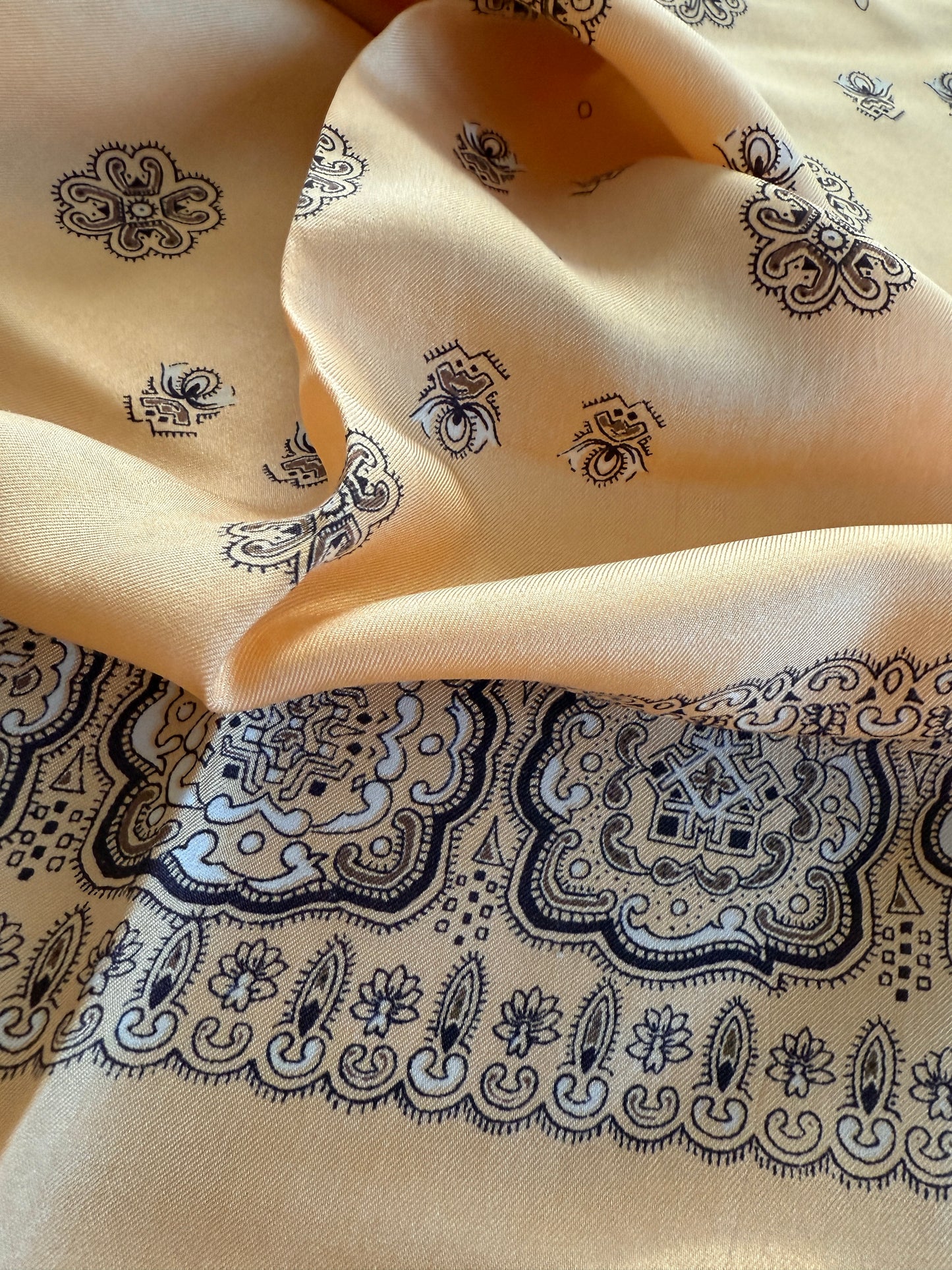 Sciarpa foulard in seta giallo crema micro fantasia