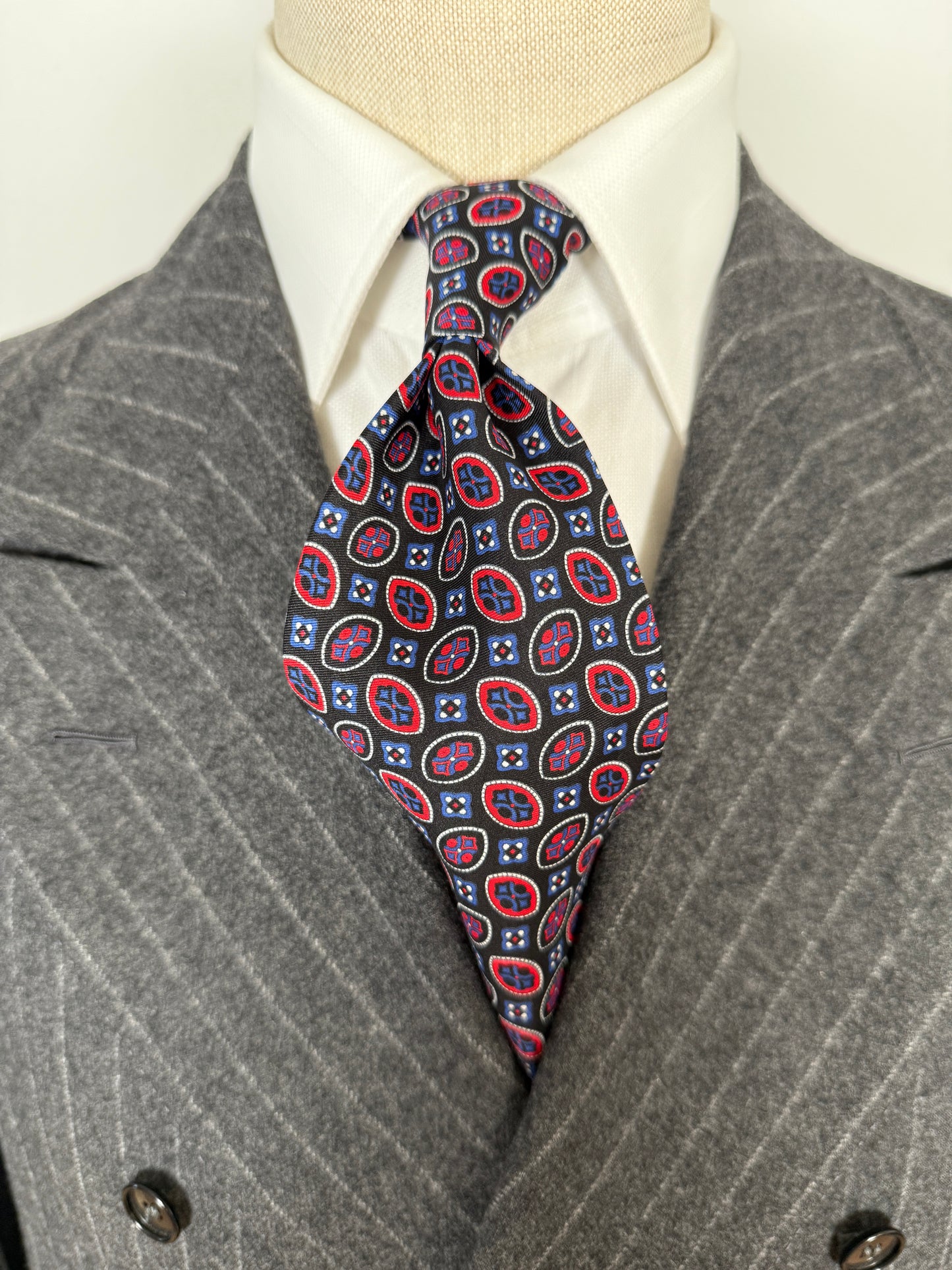 Cravatta fantasia occhielli