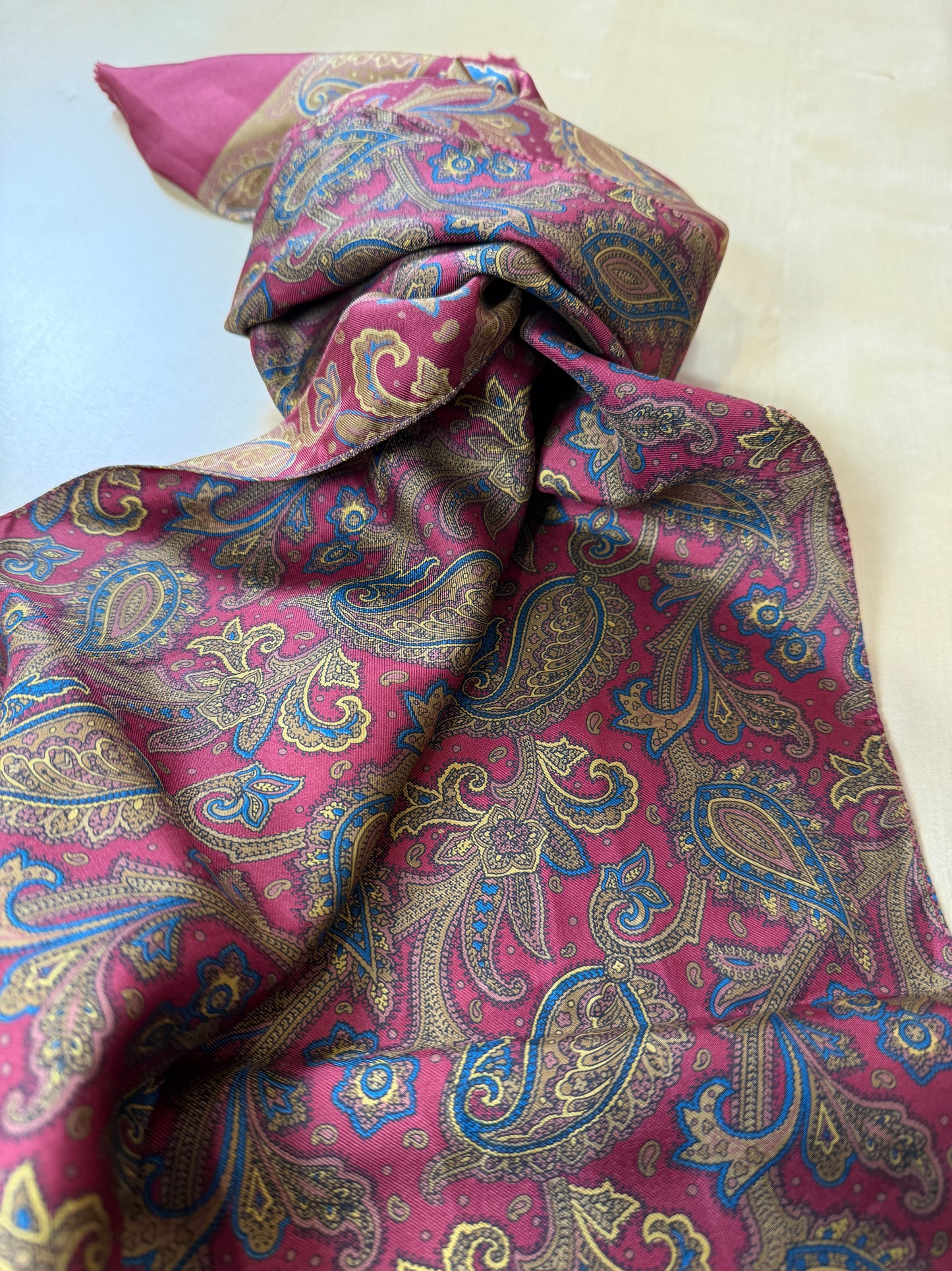 Sciarpa in seta paisley vintage rosso e cachi