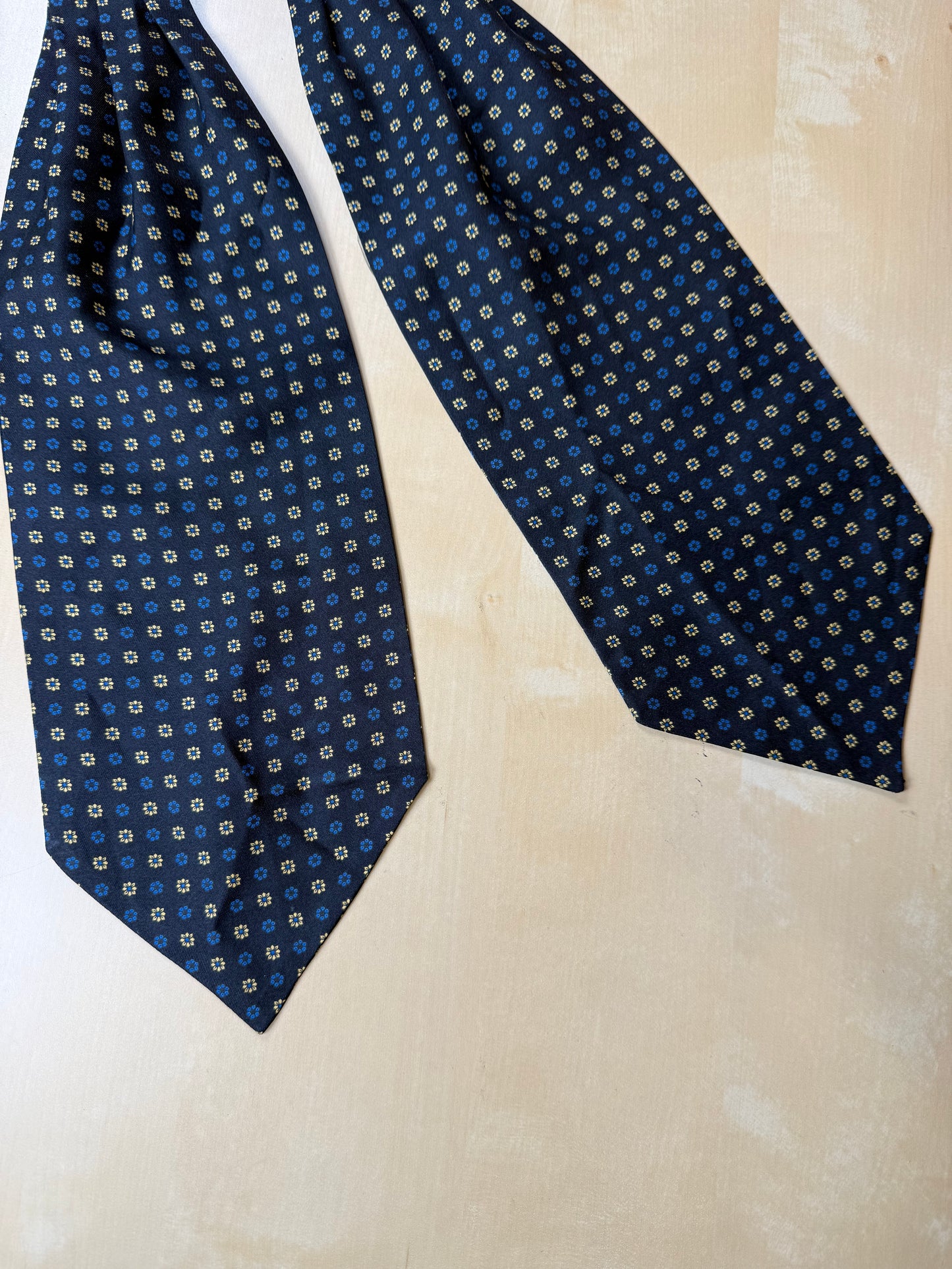 Ascot blu notte micro fantasia fiori
