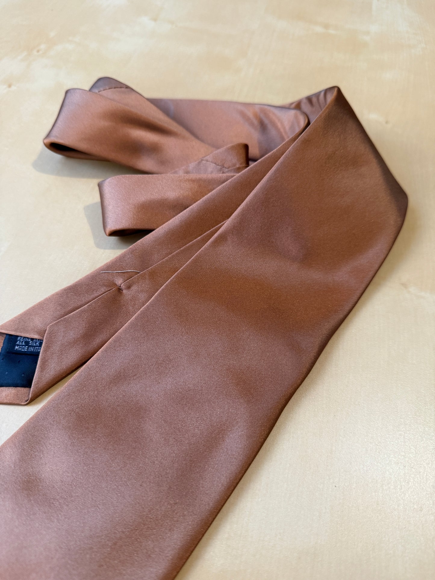 Cravatta in raso nocciola tinta unita