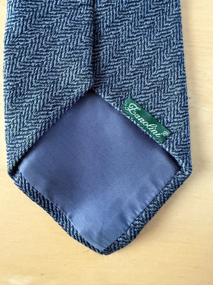 Cravatta in lana e seta blu herringbone