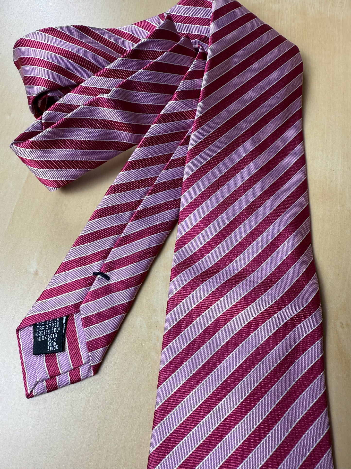 Cravatta Armani in raso a righe rosa