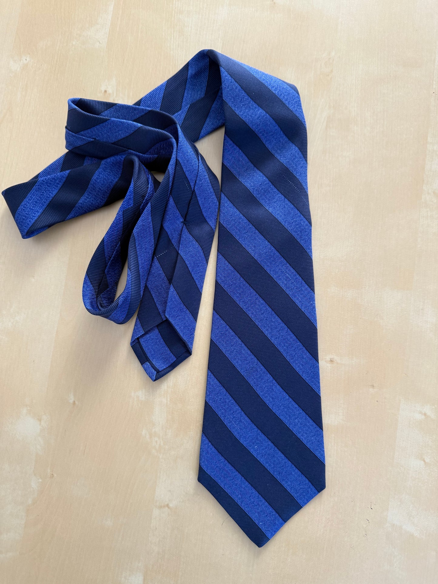 Cravatta Kiton 7 pieghe righe blu e navy