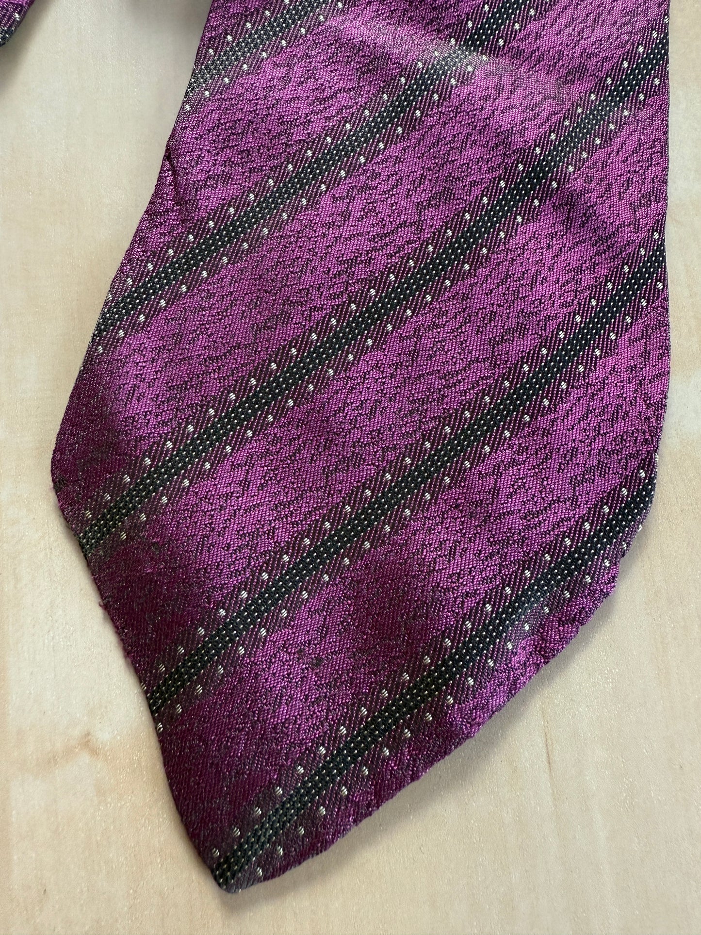 Cravatta Hilton anni ‘80 rosa jacquard a righe