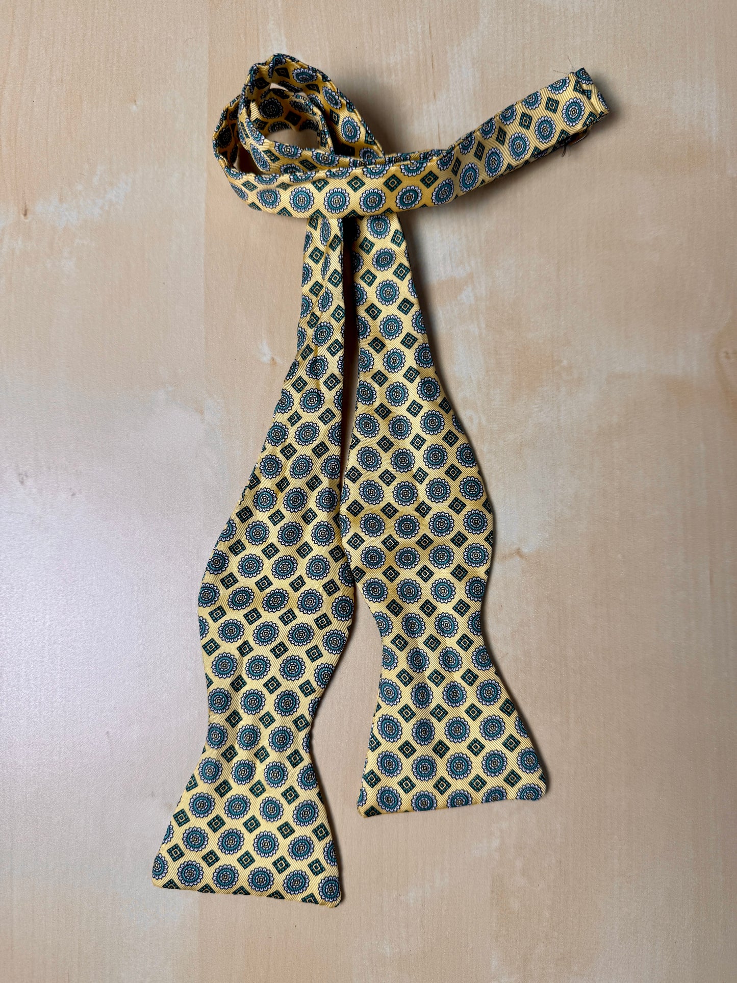 Papillon giallo micro fantasia verde e blu - collo >42