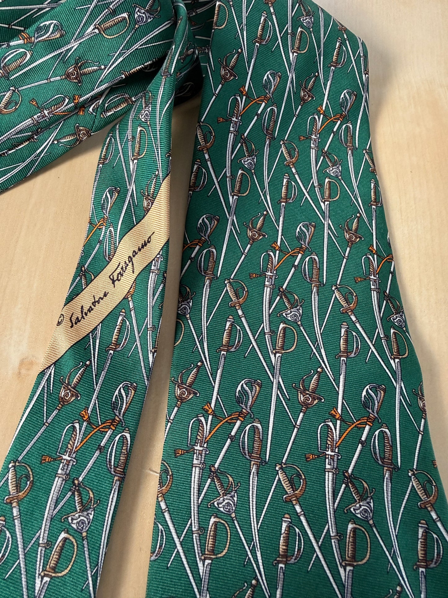 Cravatta Ferragamo per Arma dei Carabinieri con sciabole e spade