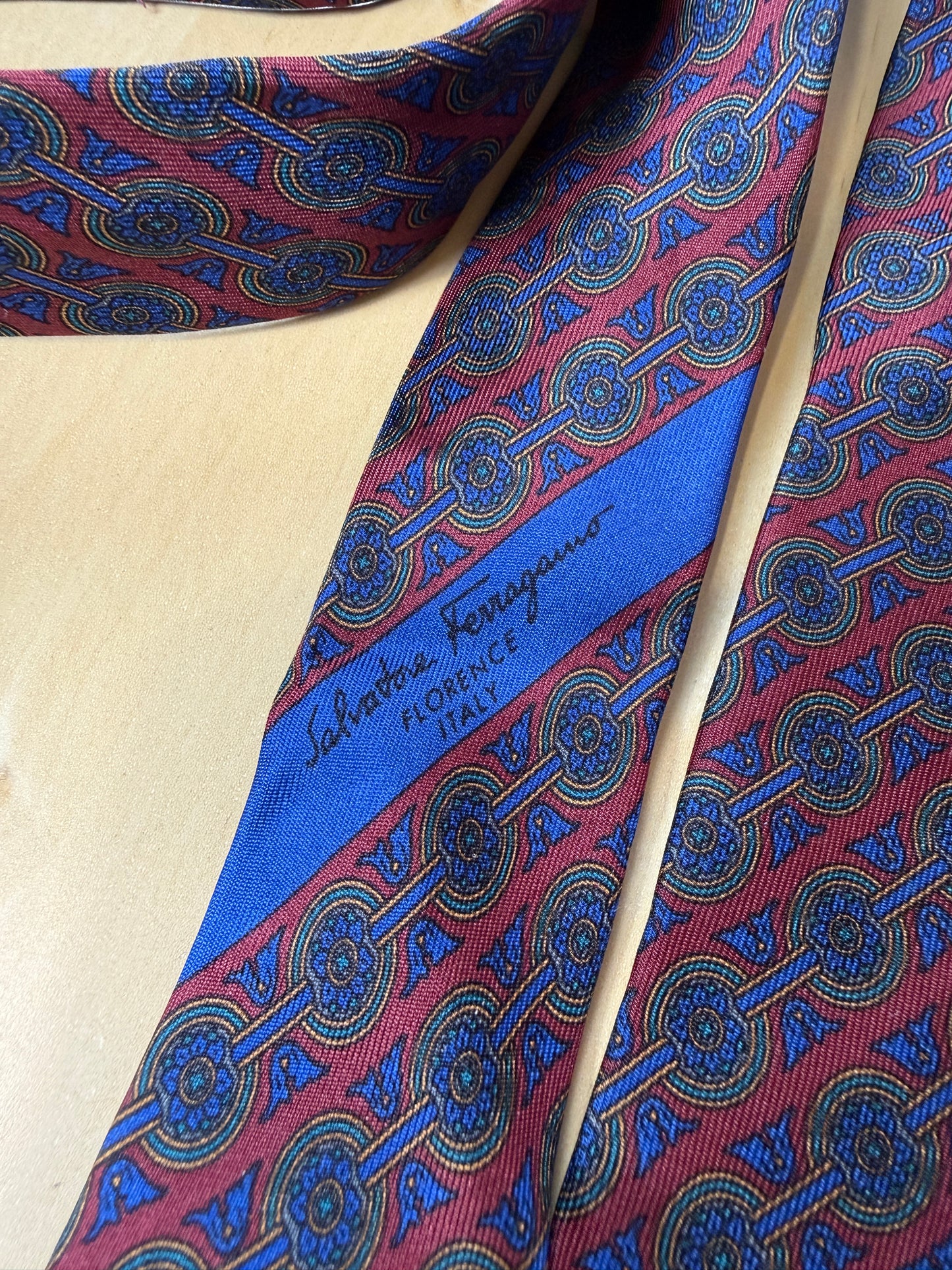 Cravatta Ferragamo micro fantasia blu e bordeaux