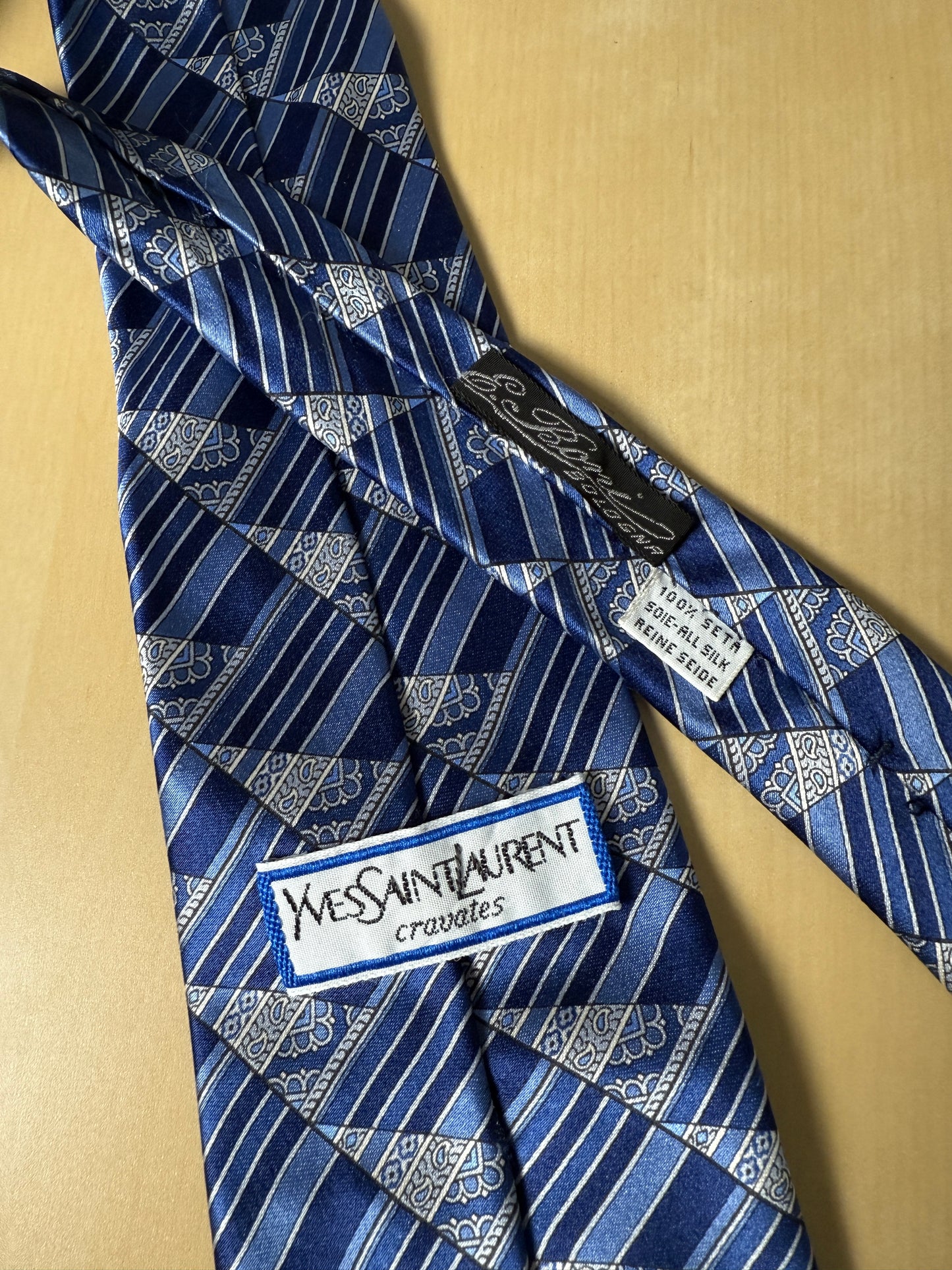 Cravatta Yves Saint Laurent fantasia geometrica blu