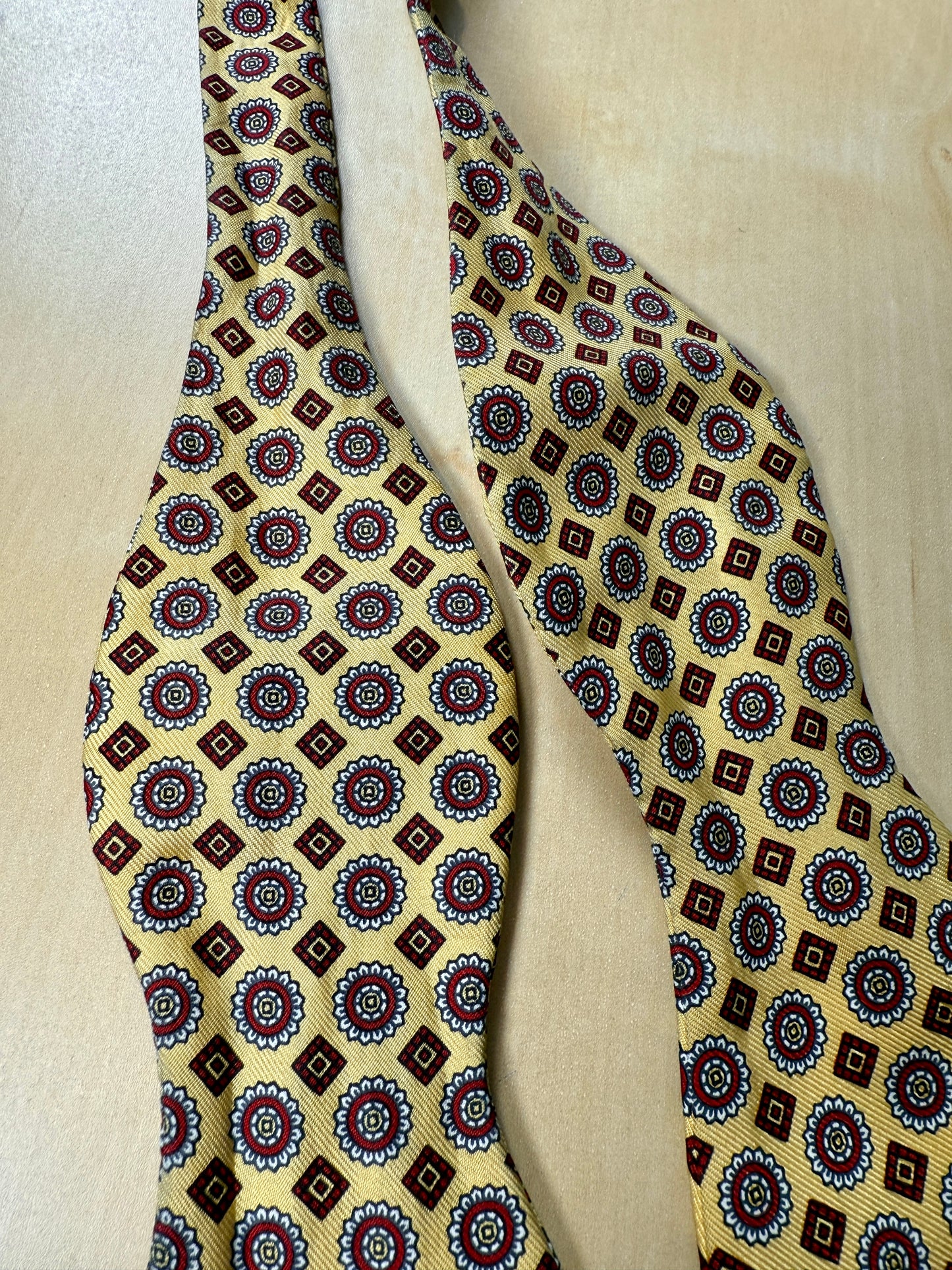 Papillon giallo micro fantasia rosso - collo >41