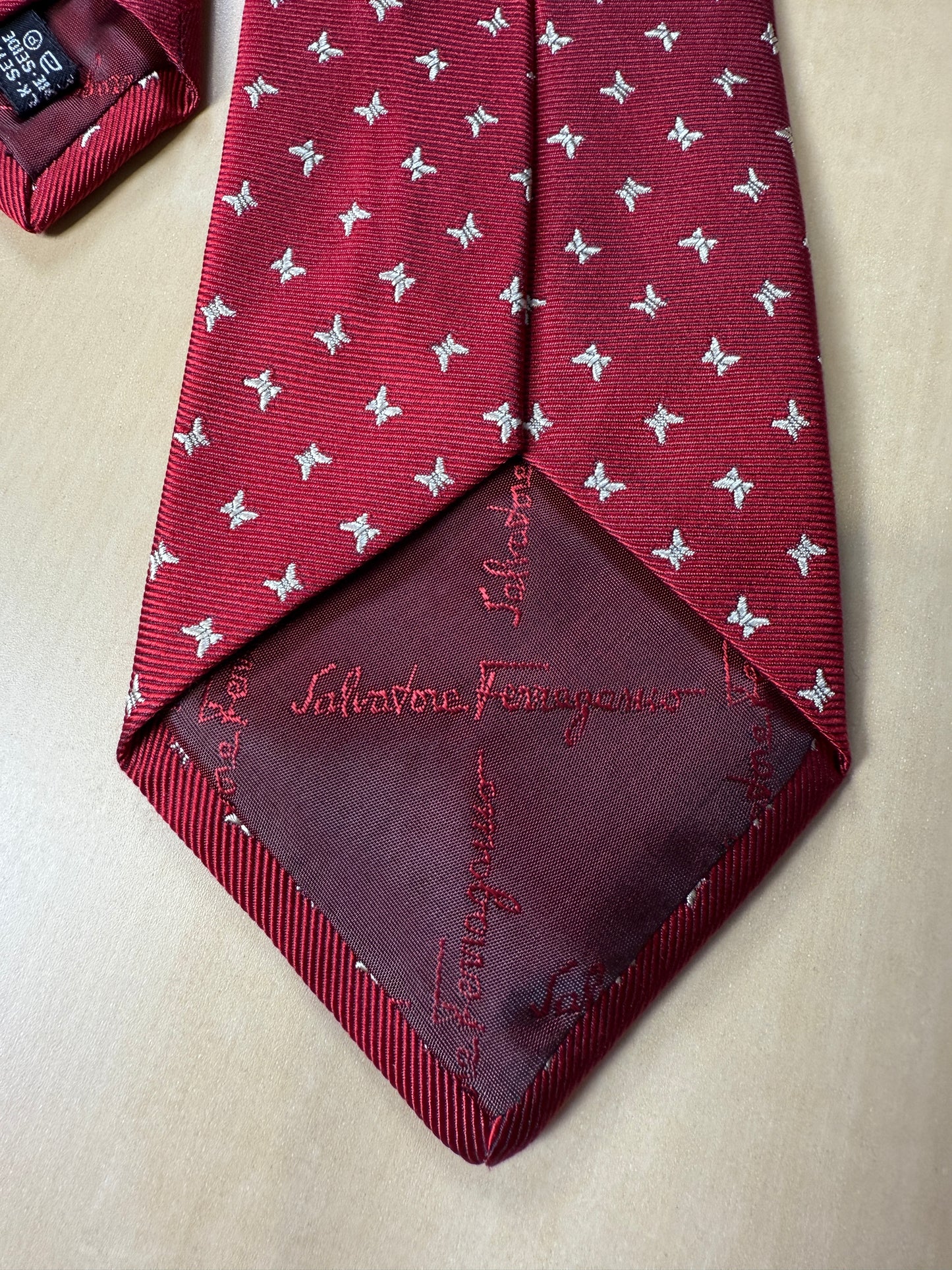 Cravatta Salvatore Ferragamo per Arma dei Carabinieri rossa micro fantasia