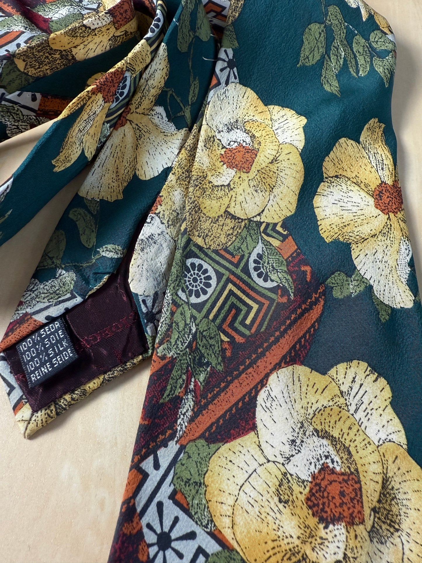 Cravatta Armani in crêpe di seta floreale