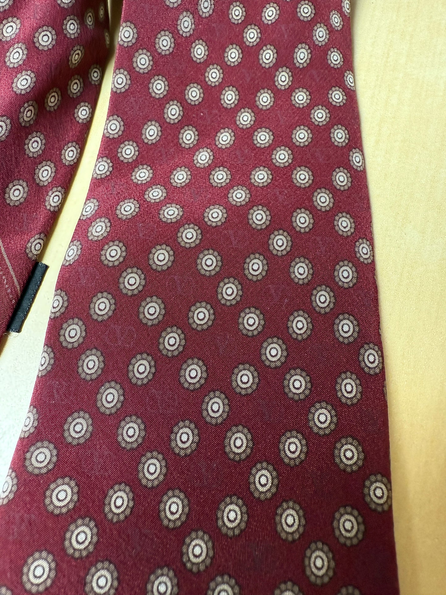 Cravatta Valentino bordeaux micro fantasia e loghi