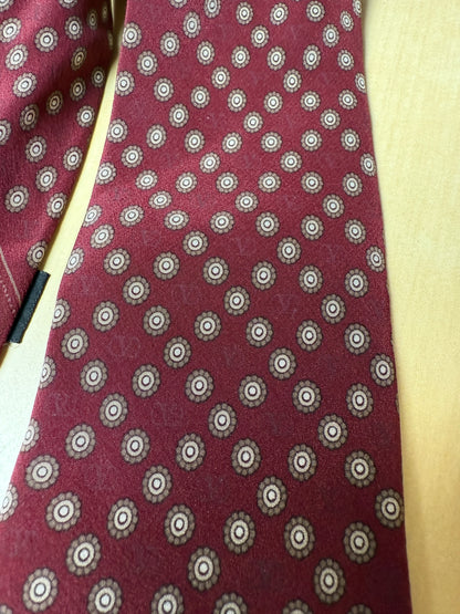 Cravatta Valentino bordeaux micro fantasia e loghi