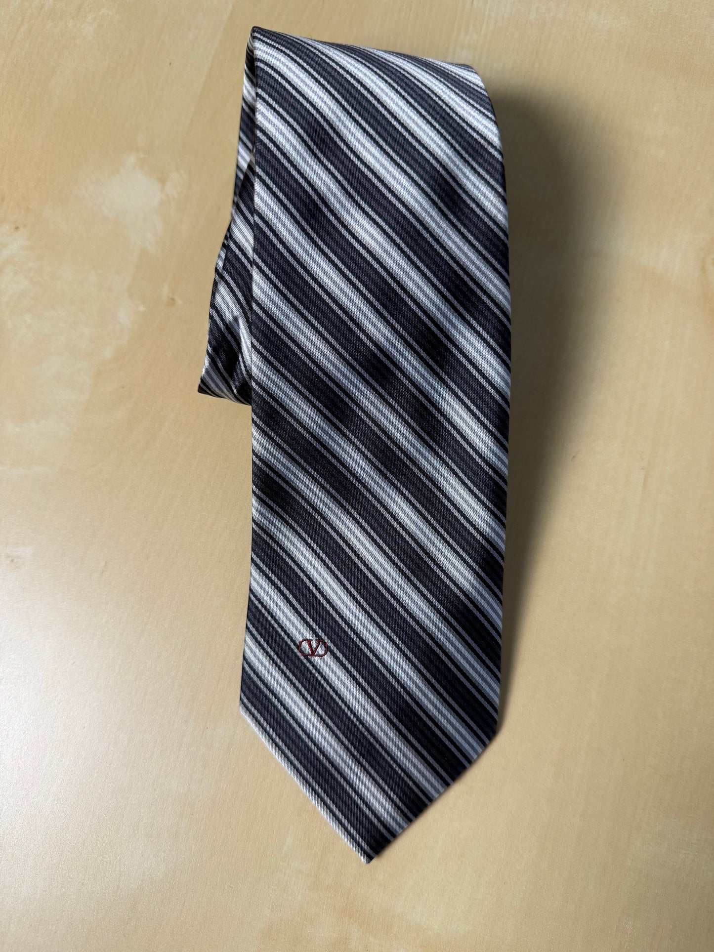 Cravatta Valentino righe nero e grigio logo V