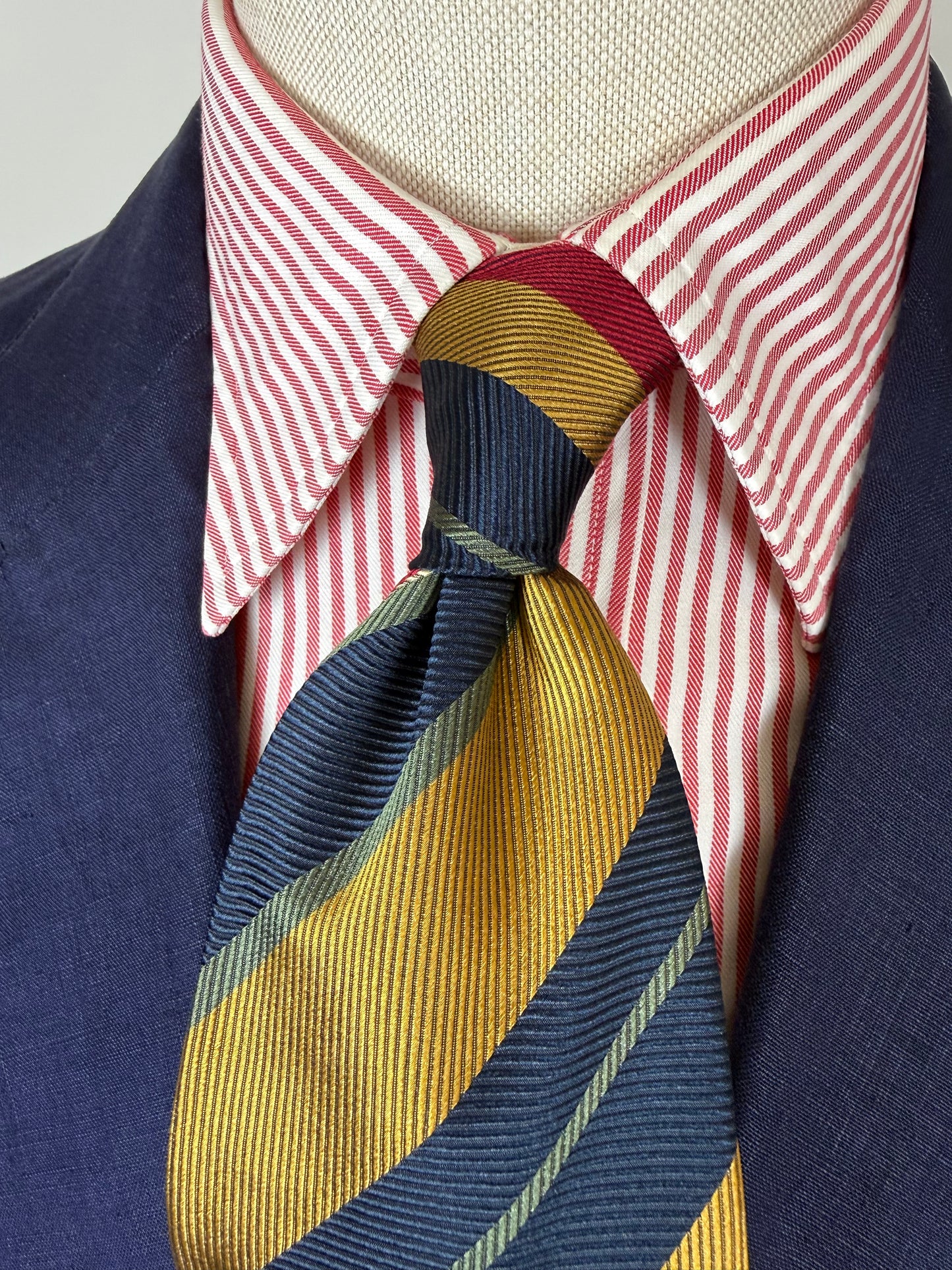 Cravatta regimental rosso giallo e navy