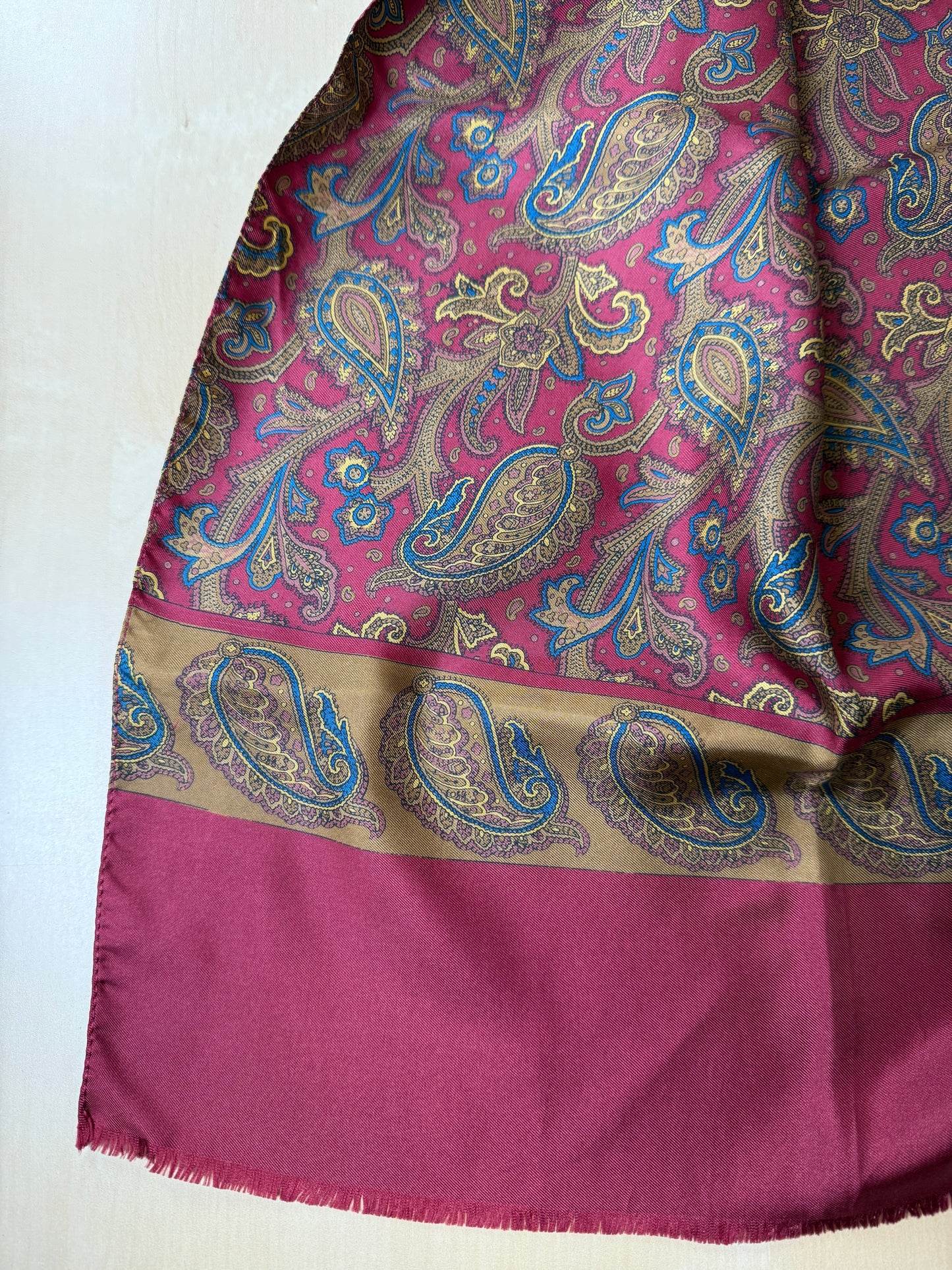 Sciarpa in seta paisley vintage rosso e cachi