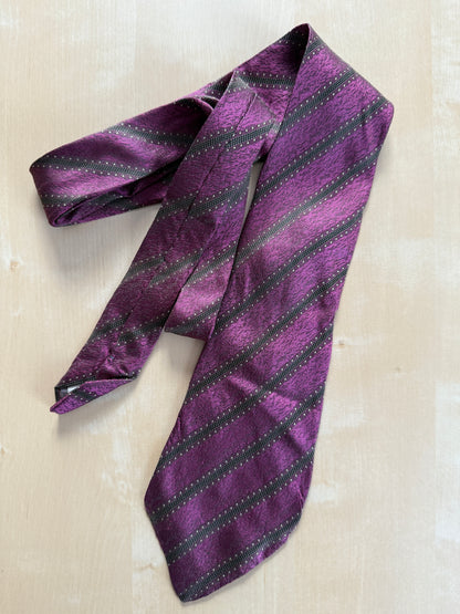 Cravatta Hilton anni ‘80 rosa jacquard a righe