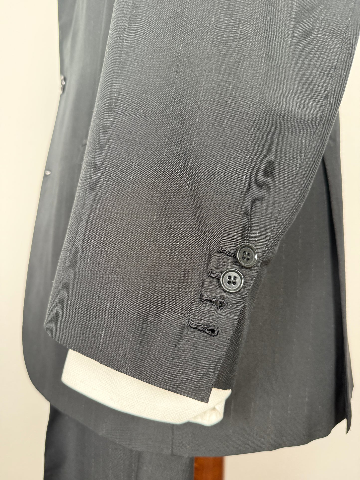 Completo Brioni estivo in seta e lana nero gessato - tg. 48